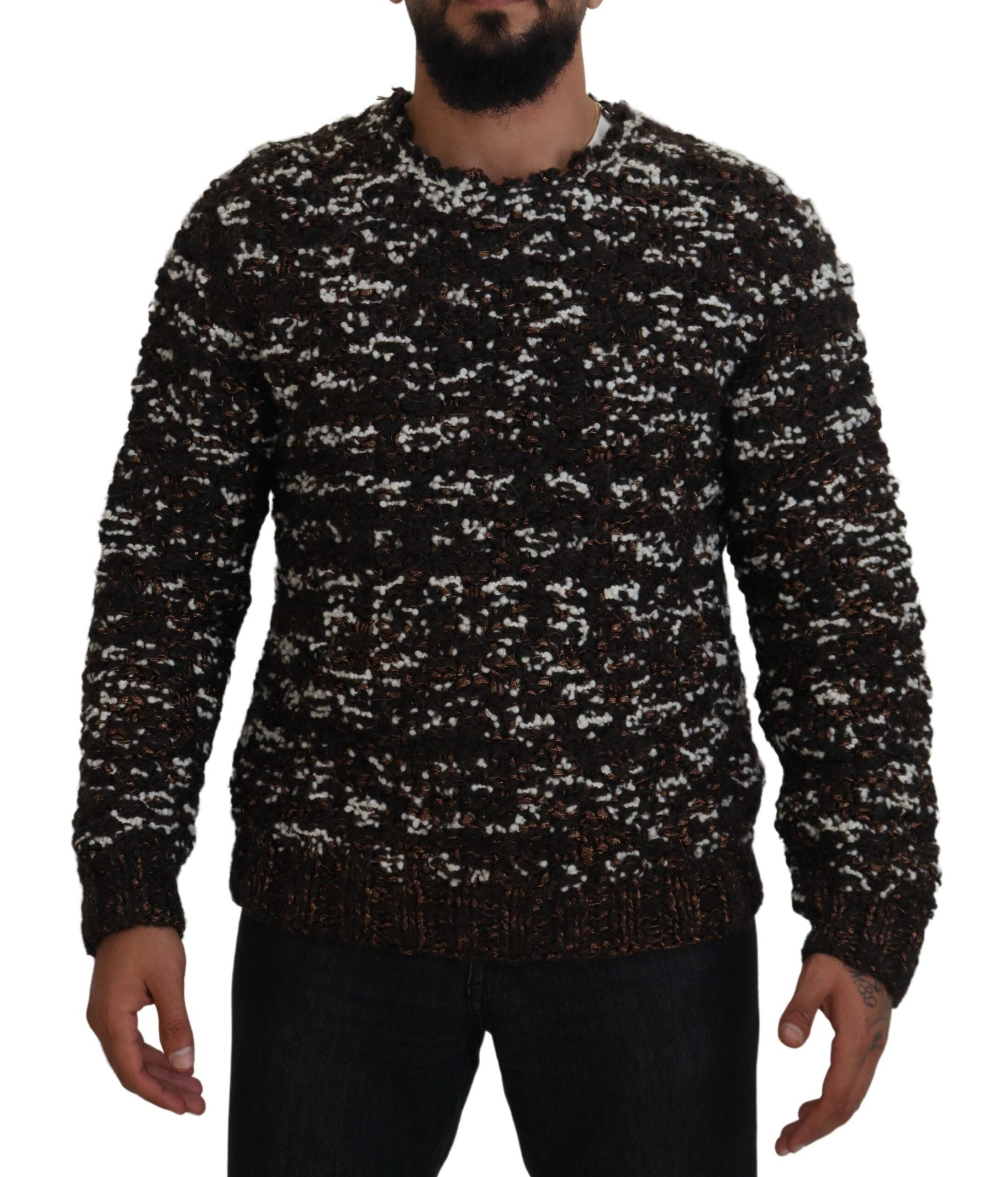 Pull en laine marron fait main de Dolce & Gabbana, tricoté avec détails élégants, porté sur un fond neutre.