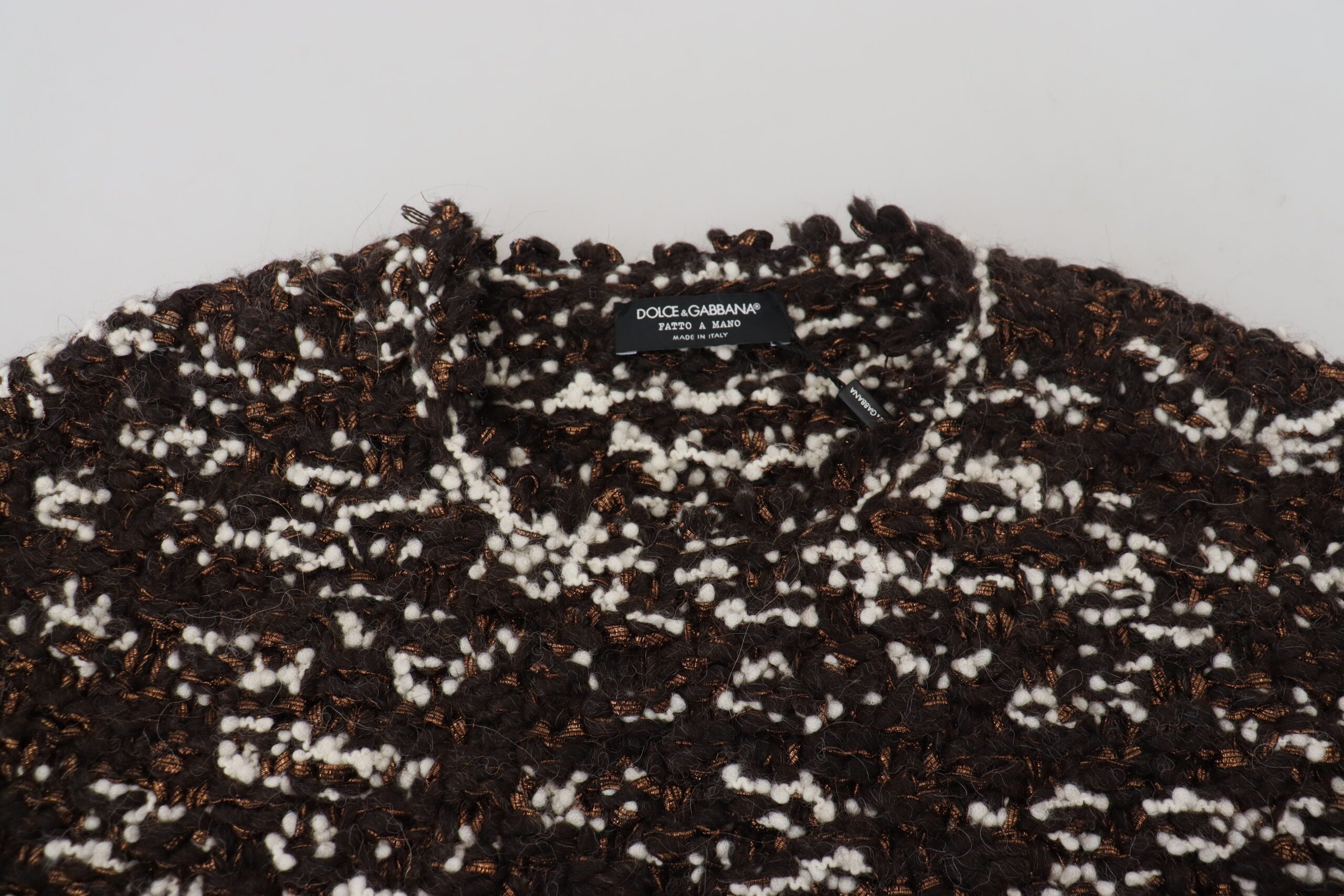 Pull en laine marron fait main de Dolce & Gabbana, tricoté avec détails texturés et finition soignée.