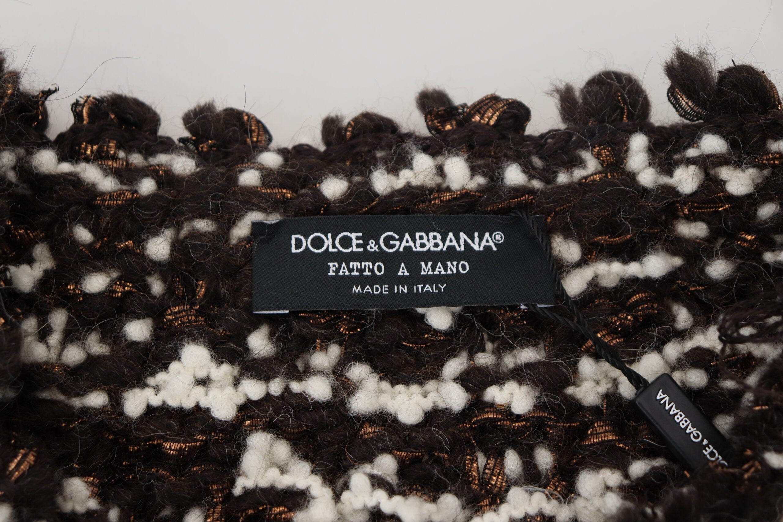 Pull en laine marron fait main de Dolce & Gabbana, tricoté, avec détails élégants et texture visible.