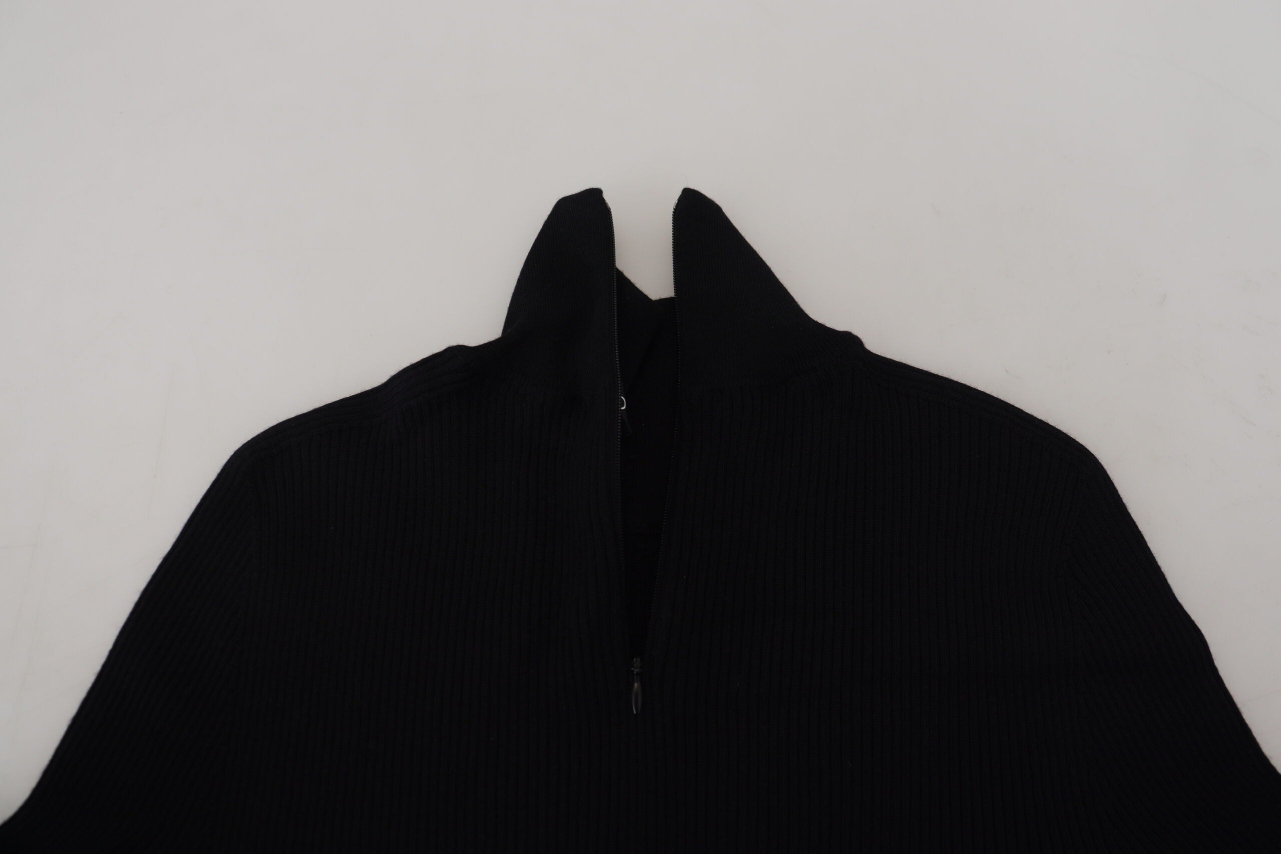 Pull noir Dolce & Gabbana à col montant moitié zip, pull-over élégant en laine avec fermeture éclair partielle.