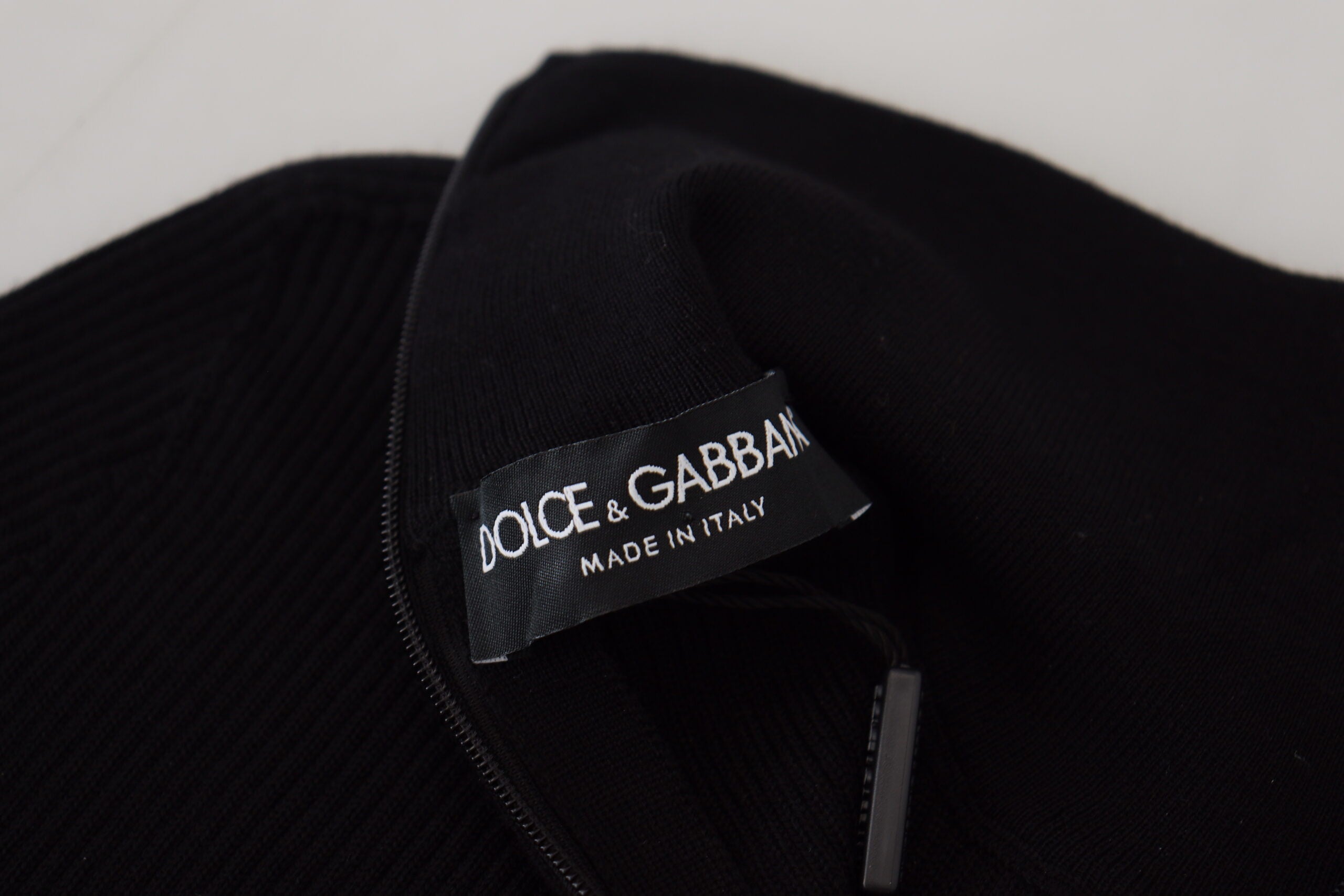 Pull à col roulé noir Dolce & Gabbana, demi-zip, pull-over en laine avec design élégant et classique.