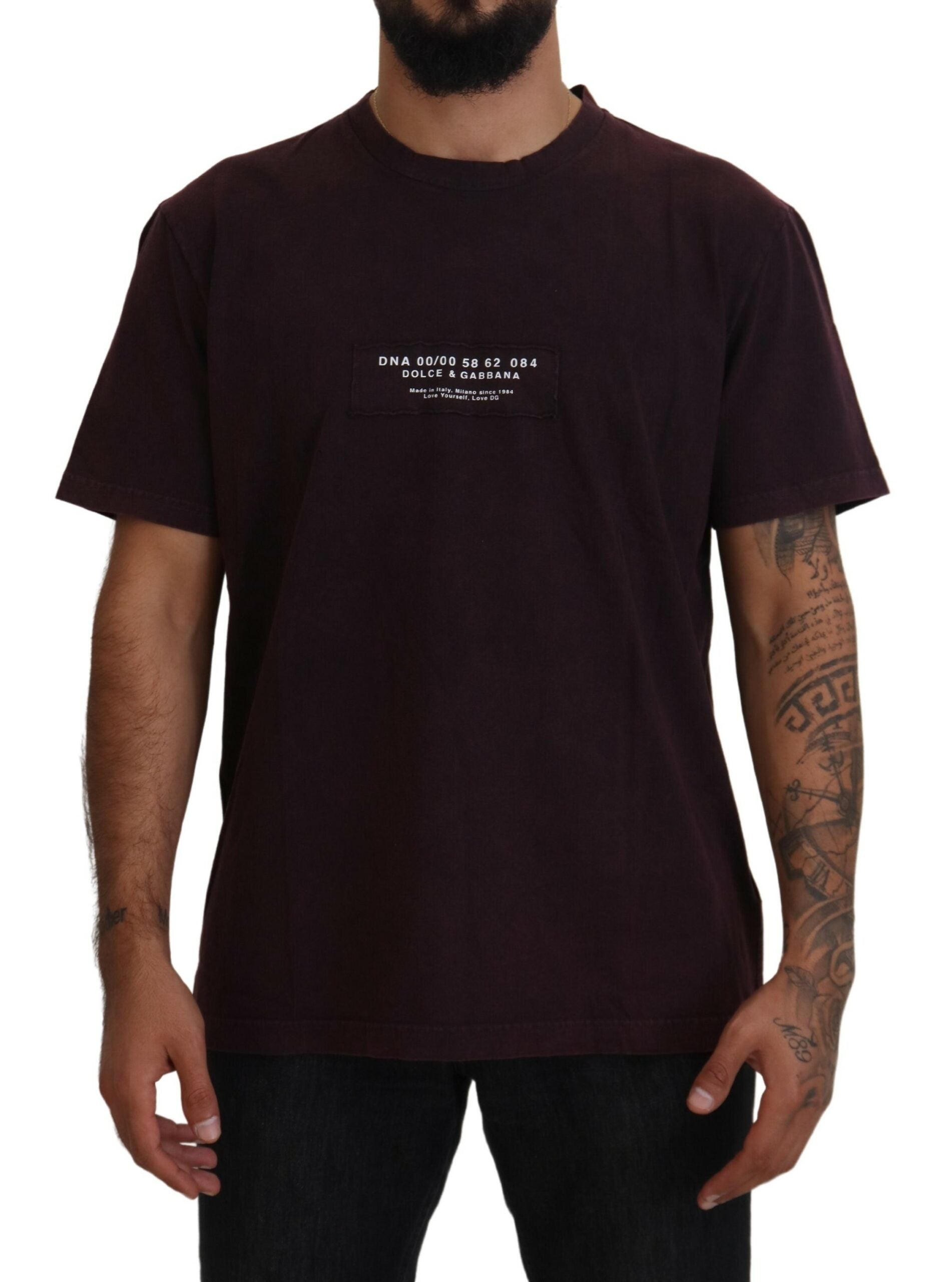 T-shirt à manches courtes Dolce & Gabbana Bordeaux avec col rond, en coton, porté sur mannequin.