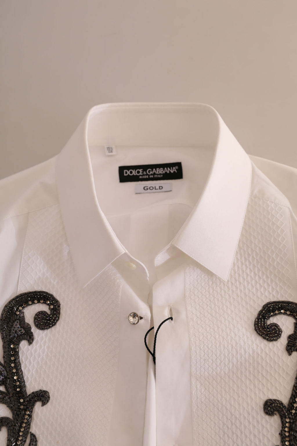 Chemise blanche Dolce & Gabbana Slim Fit Tuxedo Baroque, détails élégants et motifs ornementaux visibles sur la chemise.