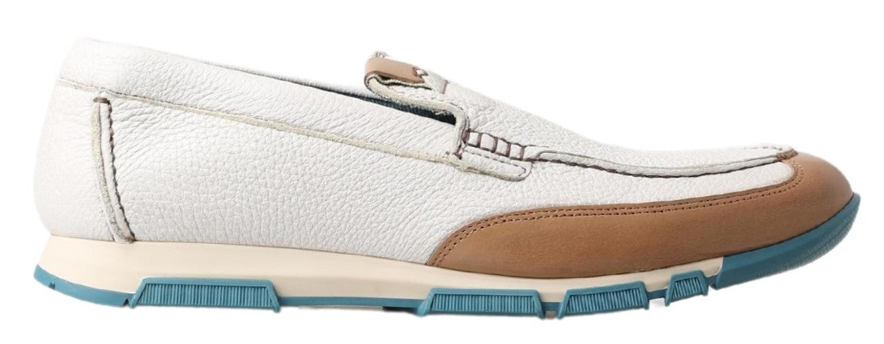 Chaussures mocassins en cuir blanc Dolce & Gabbana, élégantes et confortables, vues de face avec détails de finition.