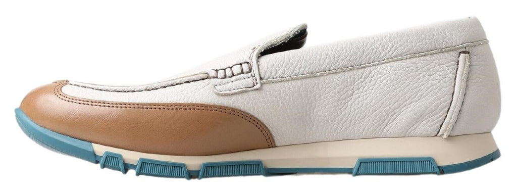 Chaussures mocassins en cuir blanc Dolce & Gabbana, élégantes loafers pour femmes ou hommes, avec finition raffinée.