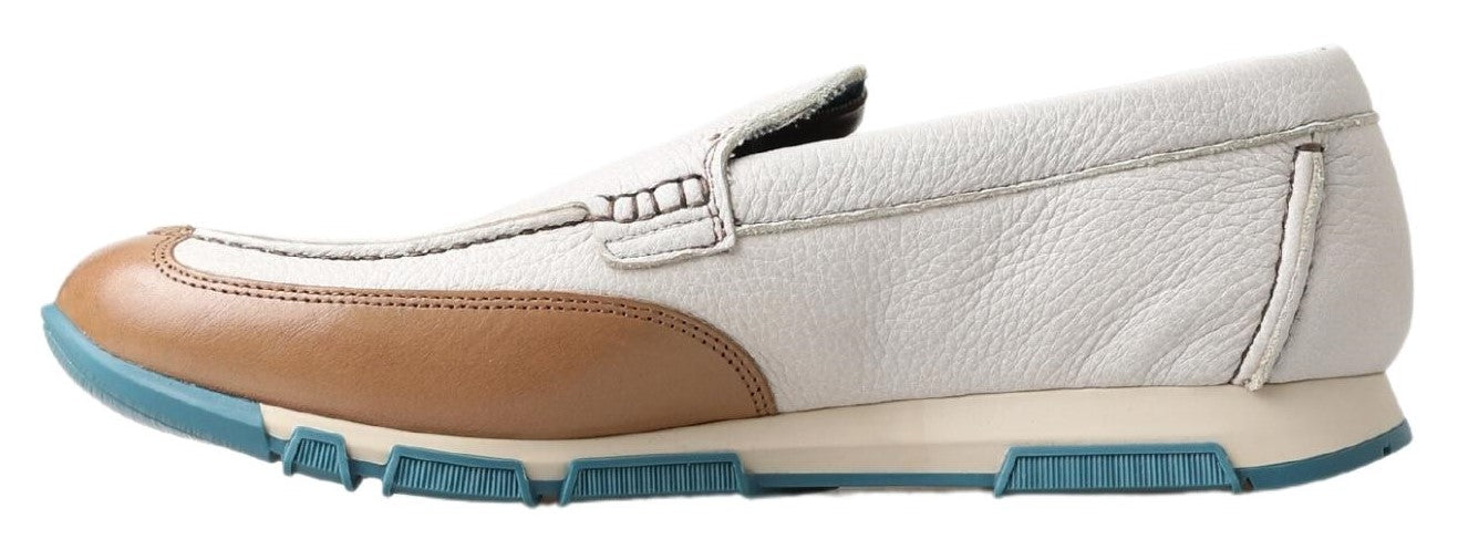 Chaussures mocassins en cuir blanc Dolce & Gabbana, élégantes loafers pour femmes ou hommes, avec finition raffinée.