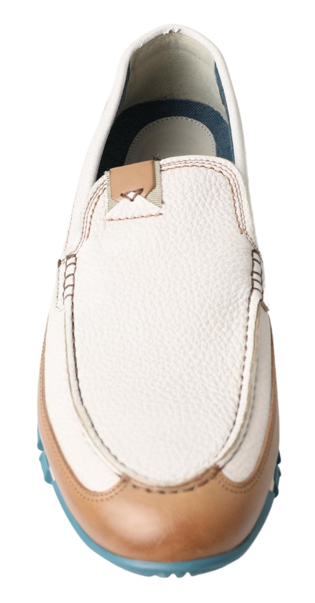 Chaussures mocassins en cuir blanc de Dolce & Gabbana, élégantes et sophistiquées, vues de face sur un fond neutre.