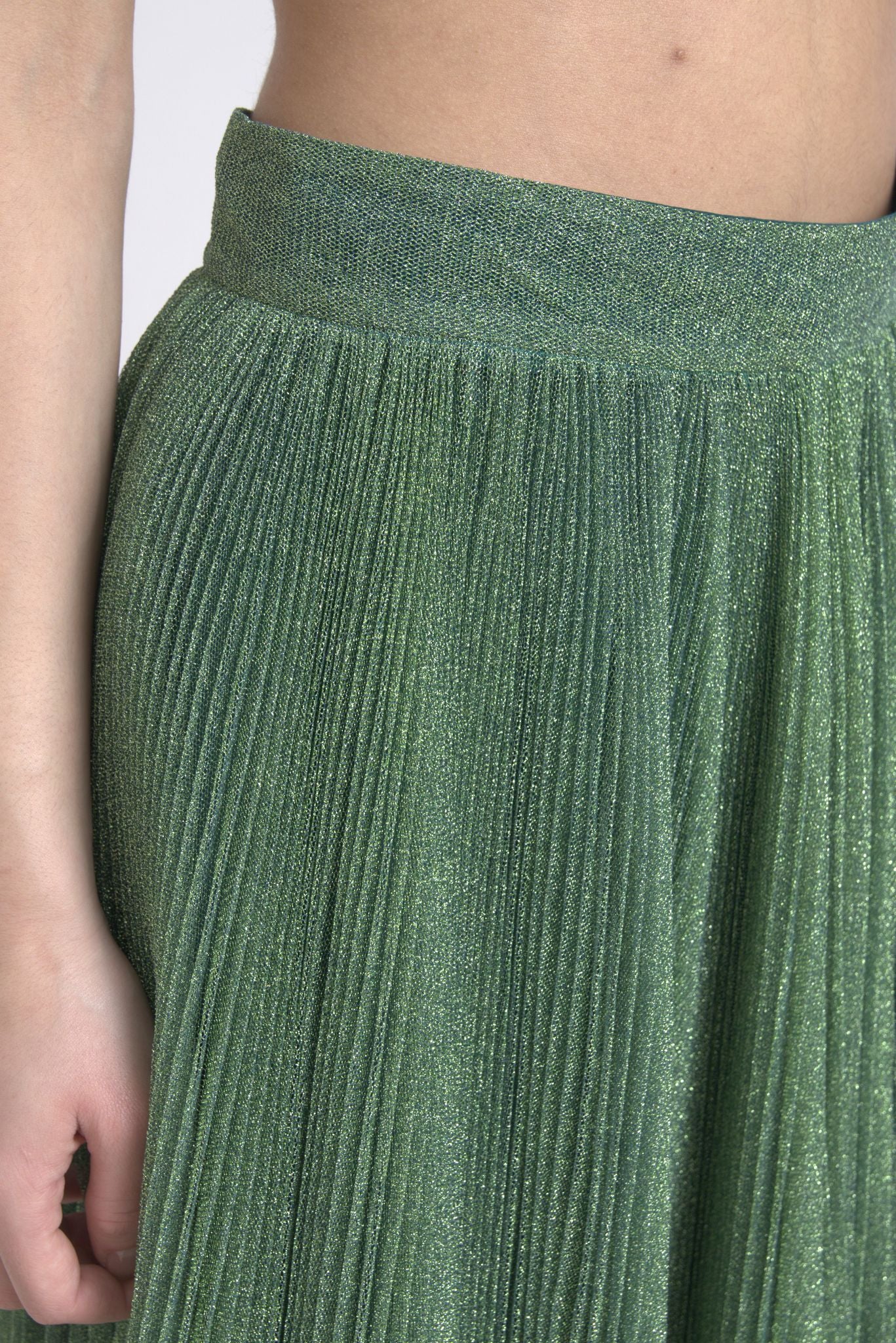 Jupe plissée verte métallisée à taille haute Dolce & Gabbana, style évasé et élégant.