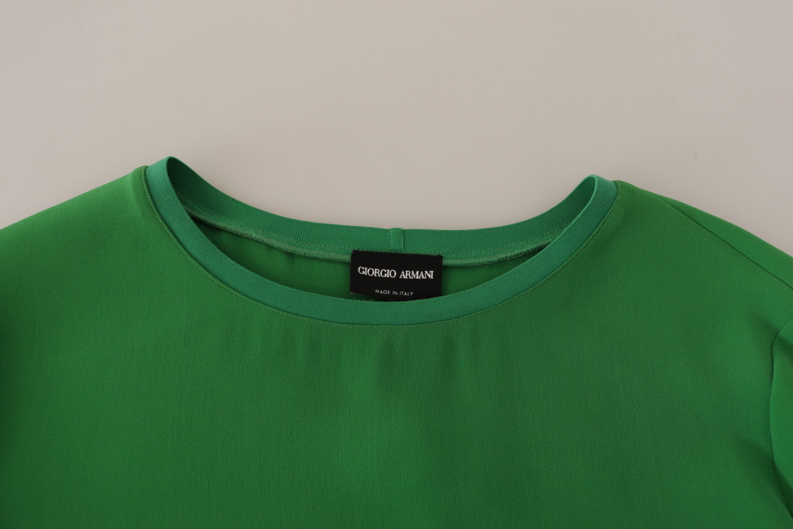 Pull en soie verte Armani à manches longues et col rond, élégant et confortable pour un style sophistiqué.