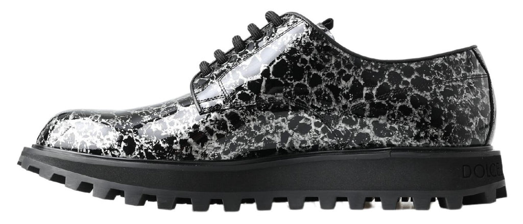 Chaussures Derby en cuir verni noir et blanc de Dolce & Gabbana, élégantes et sophistiquées pour homme.