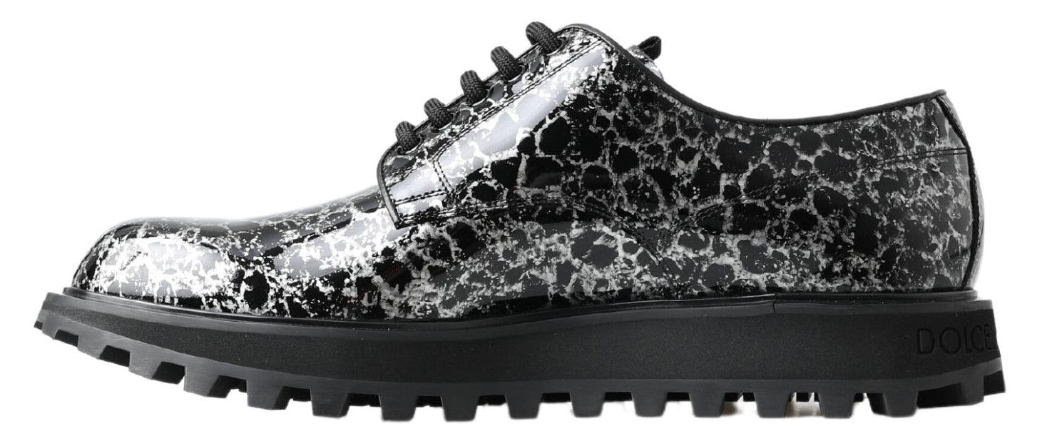 Chaussures Derby en cuir verni noir et blanc de Dolce & Gabbana, élégantes et sophistiquées pour homme.