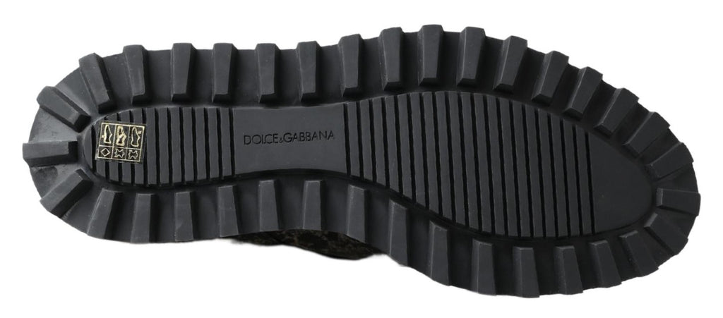 Chaussures Derby en cuir verni noir et blanc de Dolce & Gabbana, élégantes et sophistiquées, vues en gros plan.