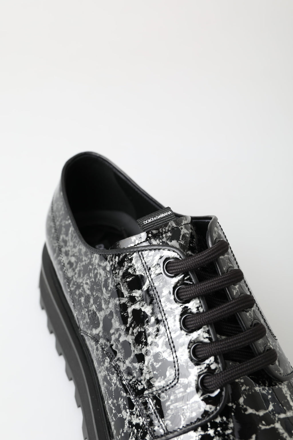 Chaussures Derby en cuir verni noir et blanc de Dolce & Gabbana, élégantes et sophistiquées pour homme.