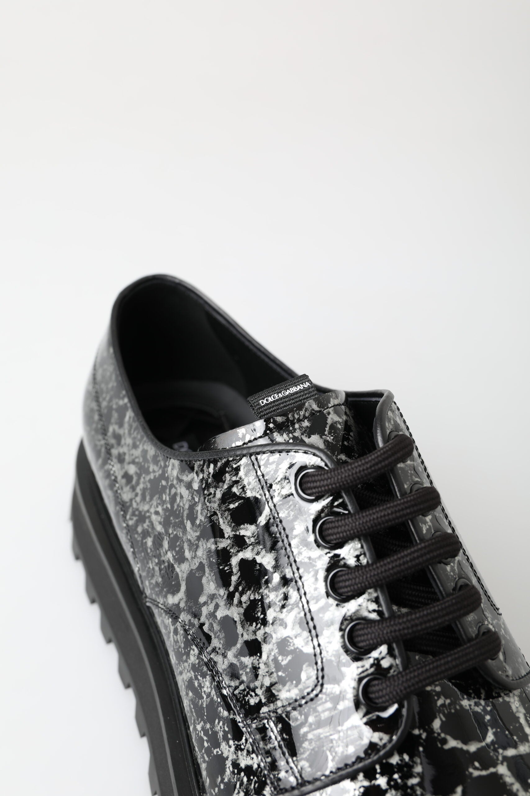 Chaussures Derby en cuir verni noir et blanc de Dolce & Gabbana, élégantes et sophistiquées pour homme.