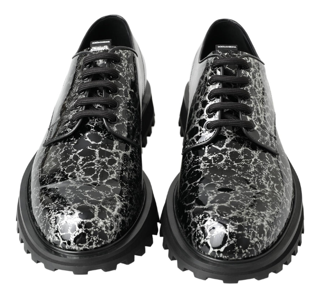 Chaussures derby en cuir verni noir et blanc Dolce & Gabbana, élégantes et sophistiquées, vues de face avec détails de finition.