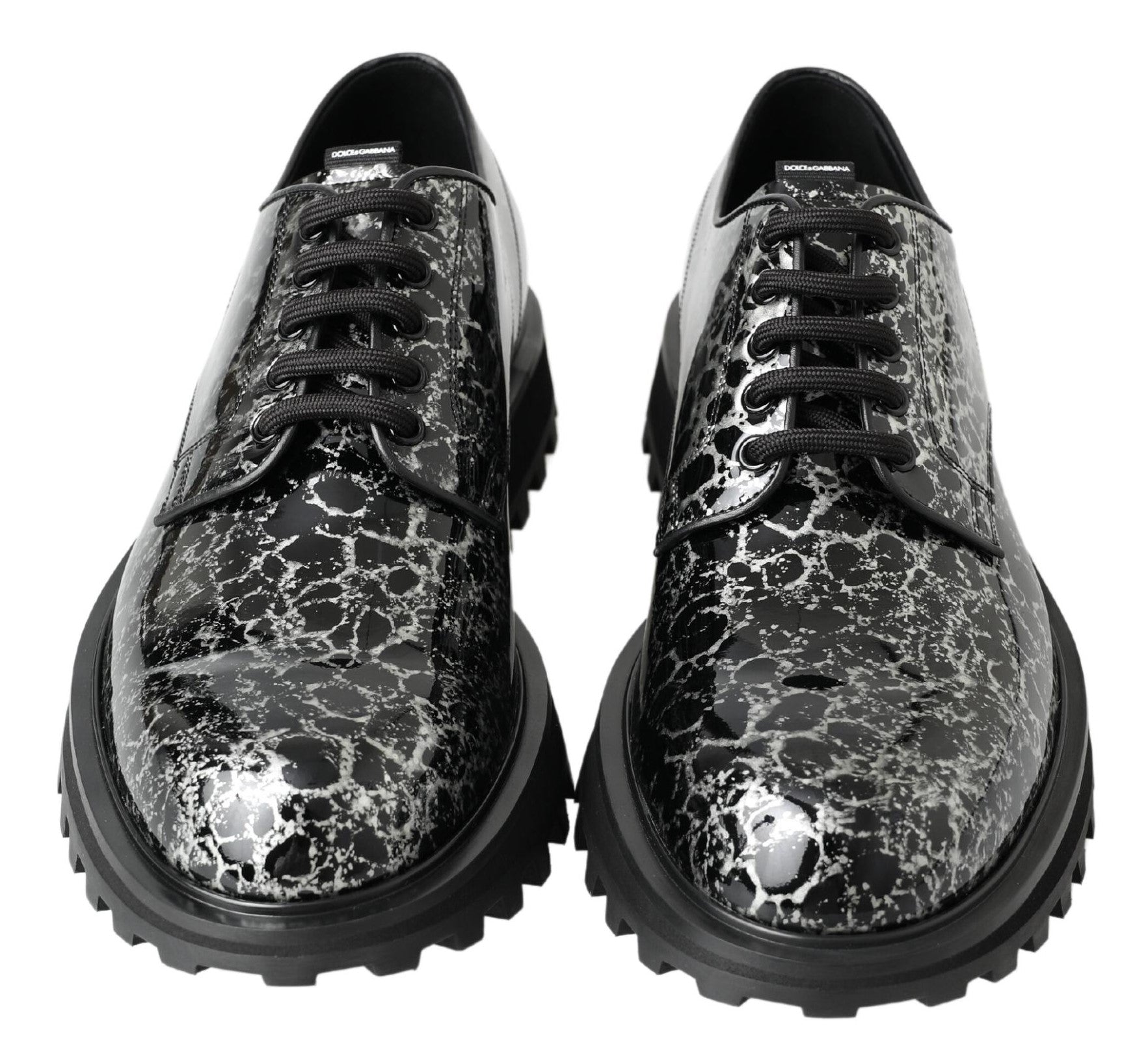 Chaussures derby en cuir verni noir et blanc Dolce & Gabbana, élégantes et sophistiquées, vues de face avec détails de finition.
