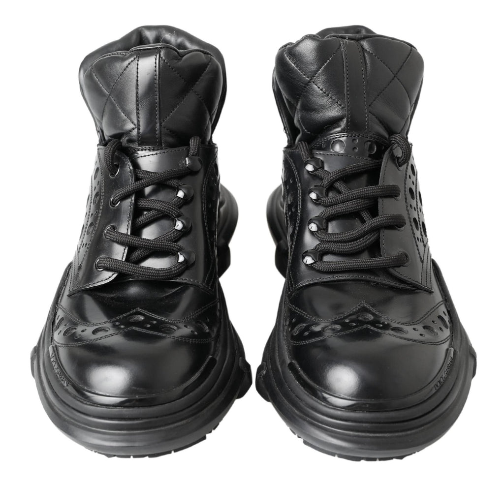 Bottes basses en cuir noir de Dolce & Gabbana pour un style casual et élégant, visibles avec détails en cuir et semelle robuste.