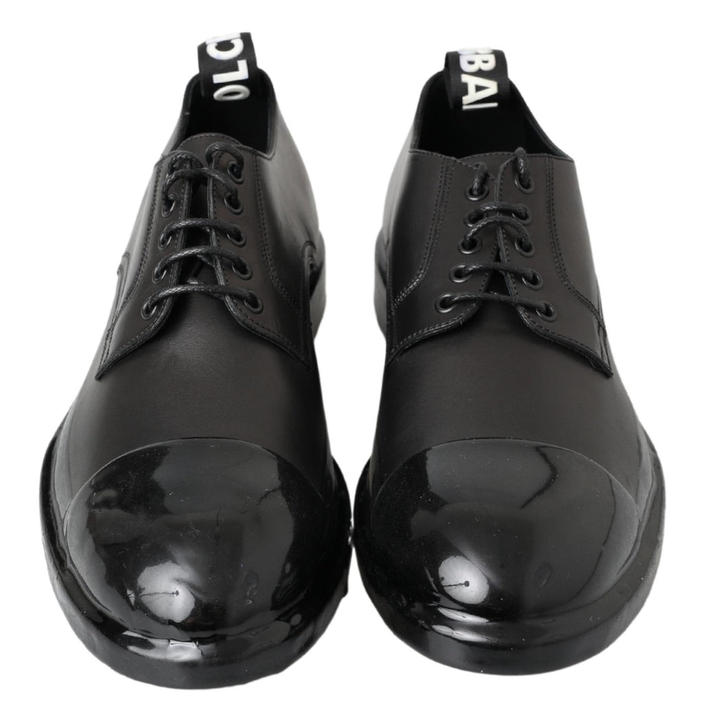 Chaussures derby en cuir noir Dolce & Gabbana pour homme, élégantes et sophistiquées, visibles en gros plan.