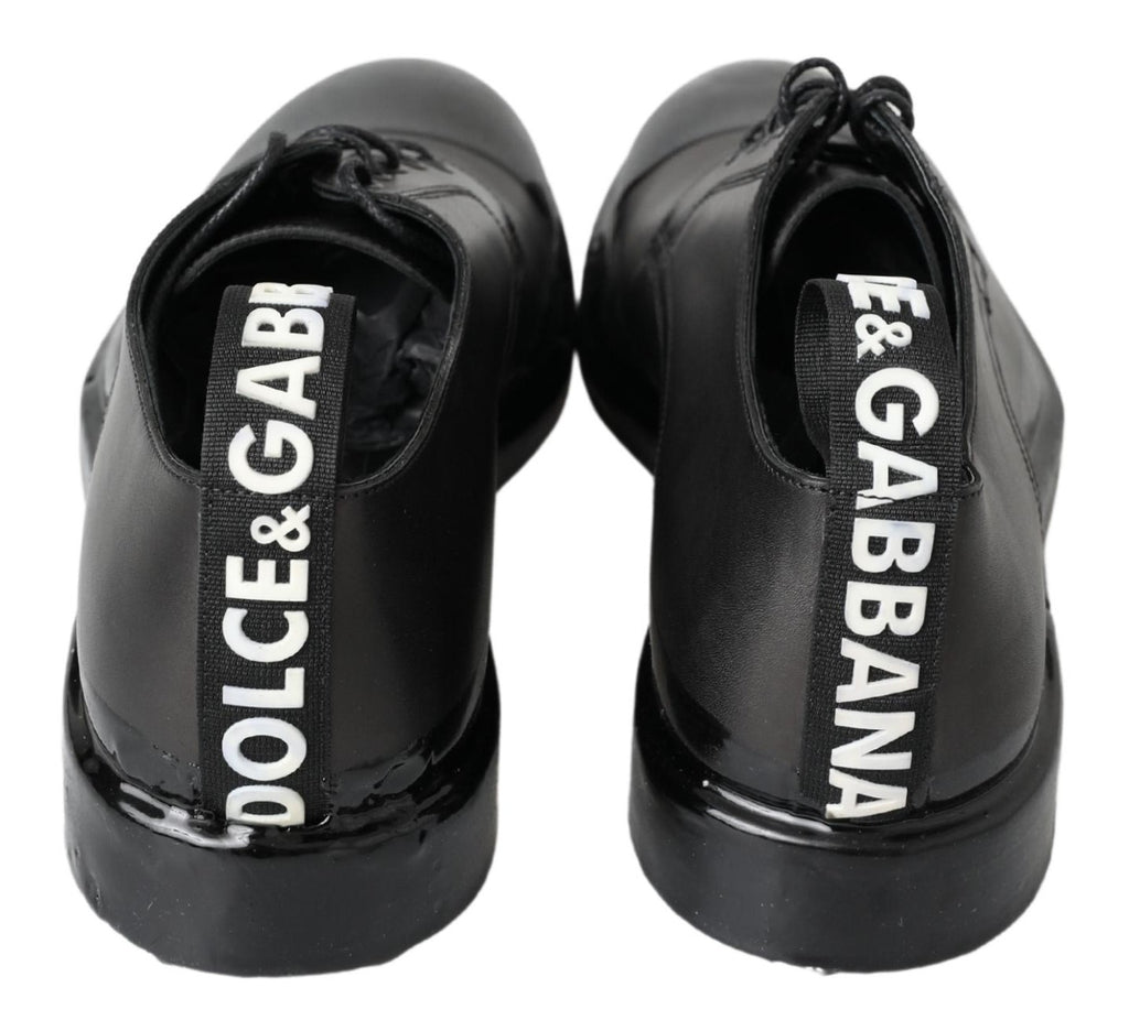 Chaussures Derby en cuir noir Dolce & Gabbana pour homme, élégantes et classiques, visibles en gros plan dans l'image.