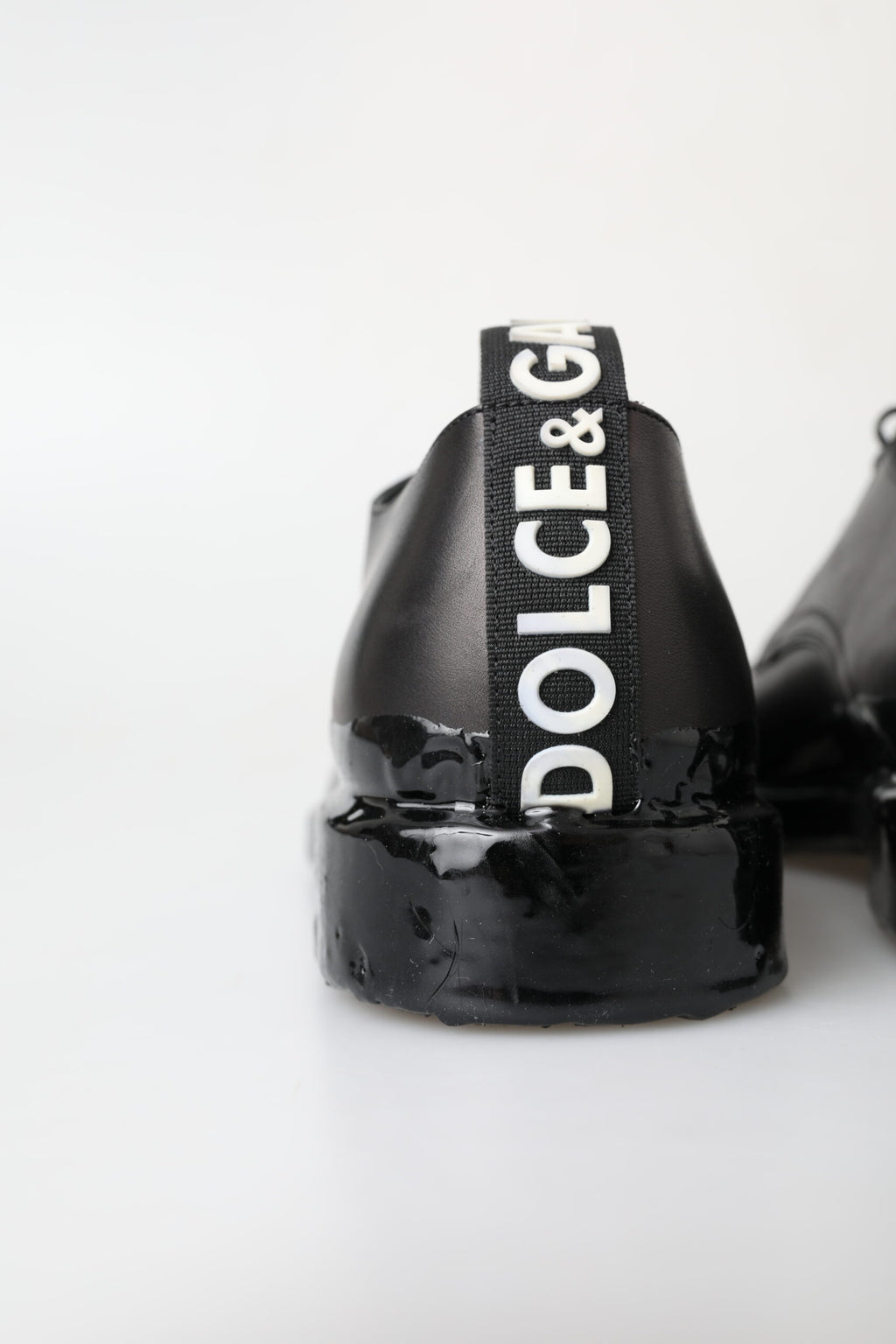 Chaussures derby en cuir noir de Dolce & Gabbana, élégantes et classiques pour homme.