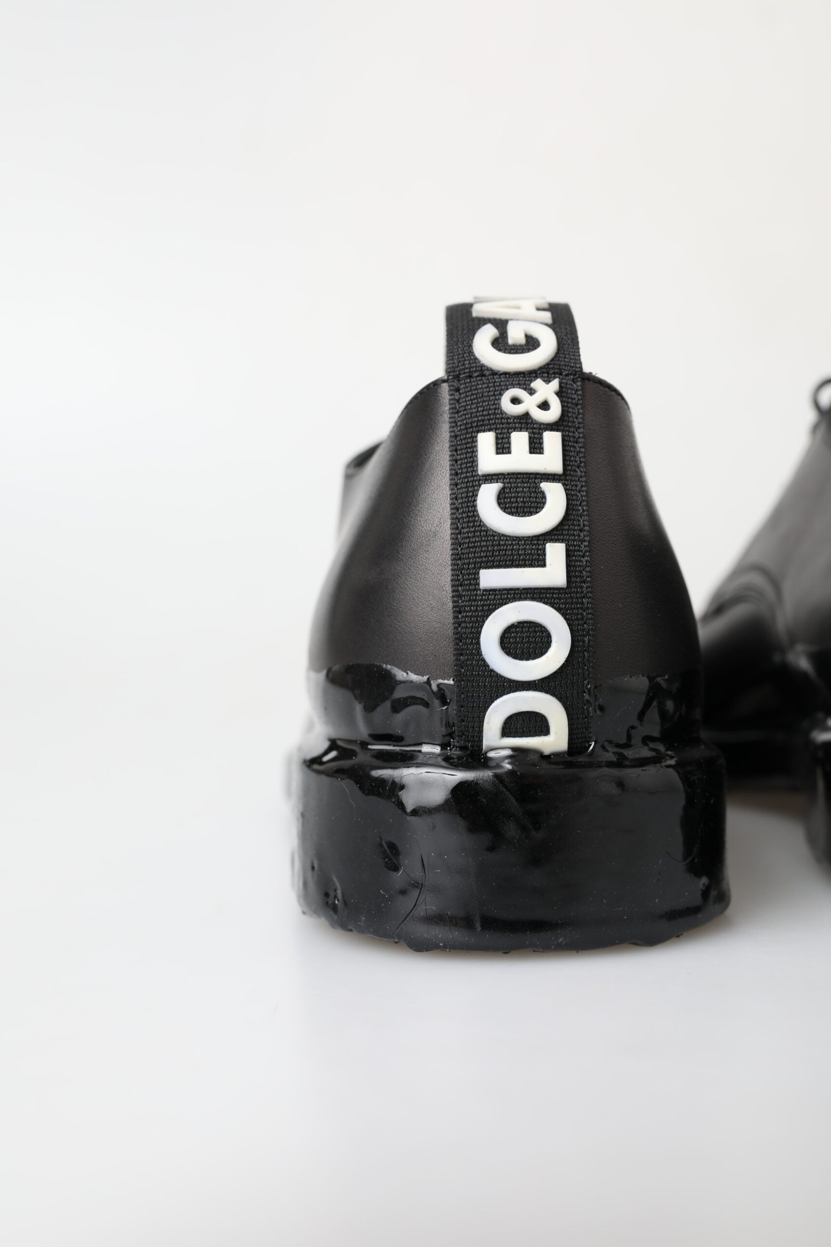 Chaussures derby en cuir noir de Dolce & Gabbana, élégantes et classiques pour homme.