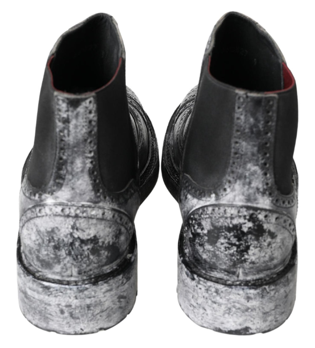 Bottes à cheville en cuir noir et gris de Dolce & Gabbana, élégantes et modernes, visibles en gros plan.