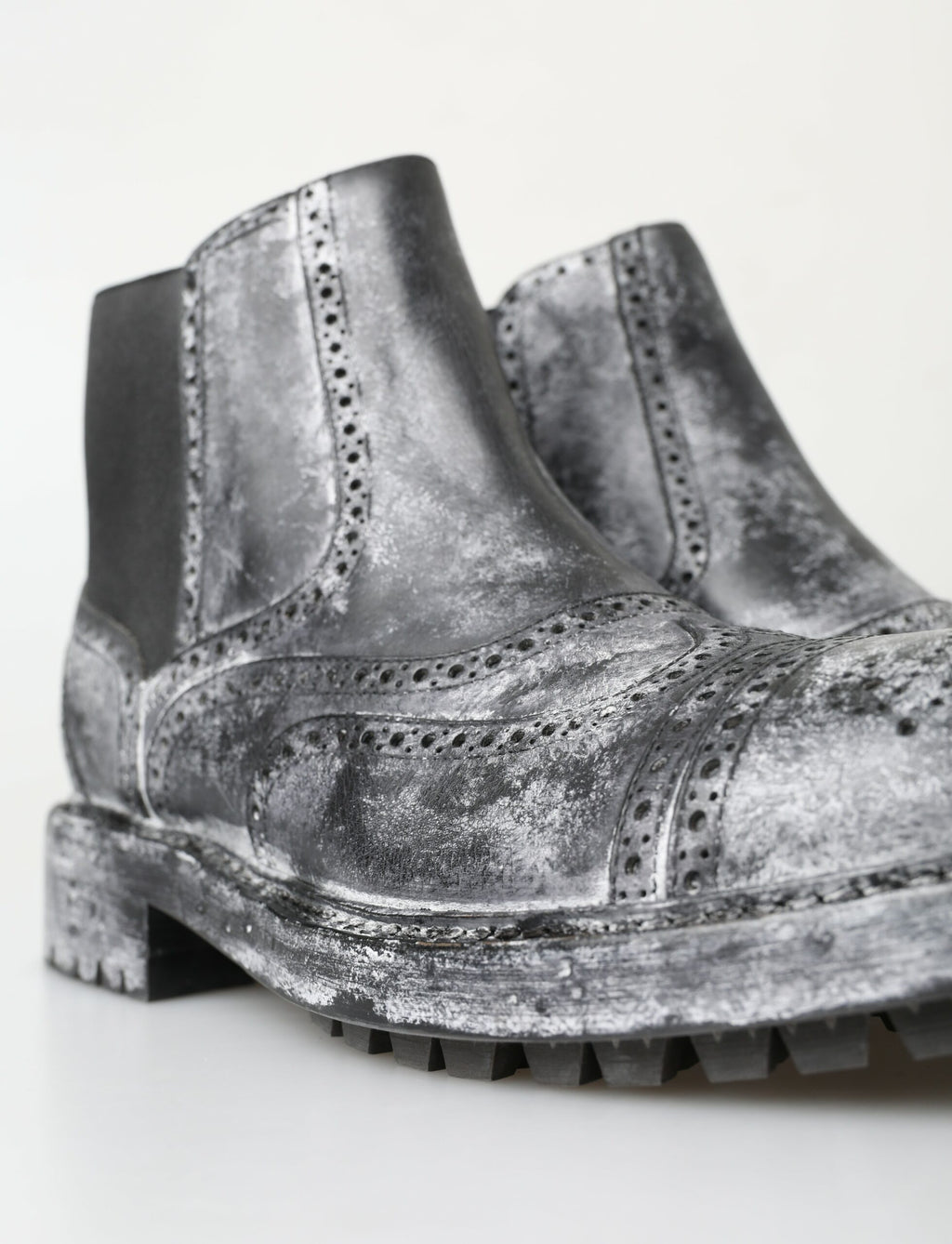 Bottes en cuir noir et gris de la marque Dolce & Gabbana, bottines élégantes à la cheville avec finition soignée