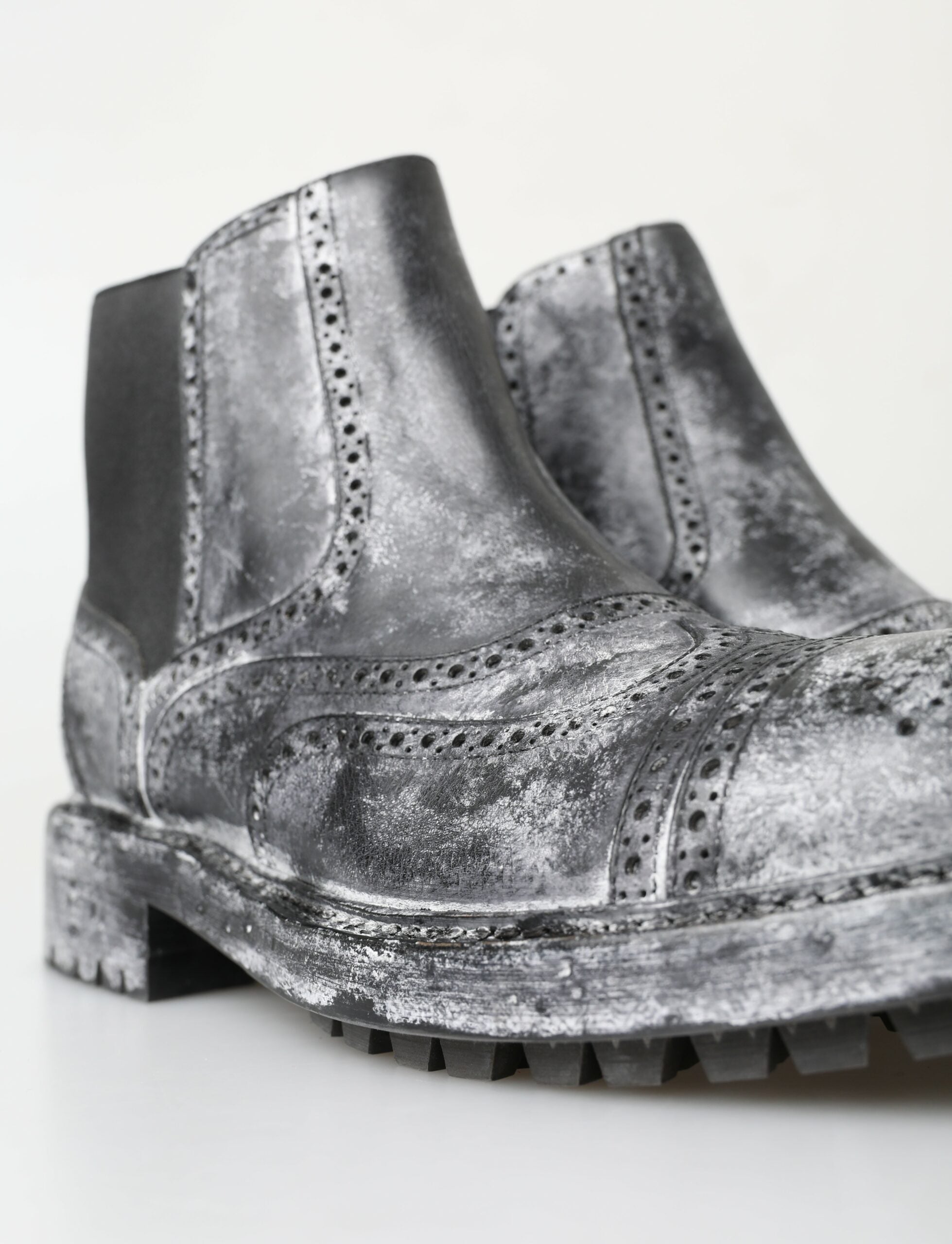 Bottes en cuir noir et gris de la marque Dolce & Gabbana, bottines élégantes à la cheville avec finition soignée