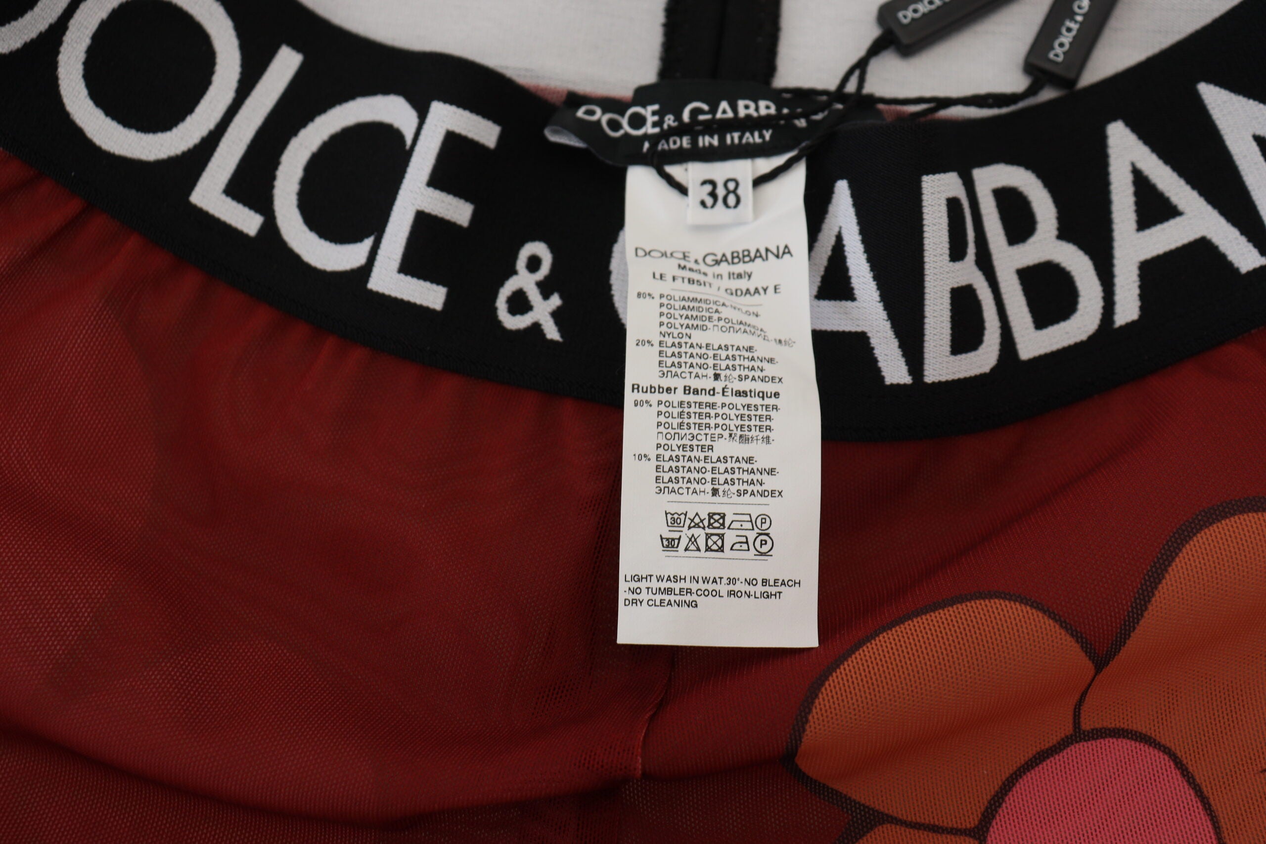 Leggings floraux rouges Dolce & Gabbana avec taille extensible, tissu stretch pour un style élégant et confortable.