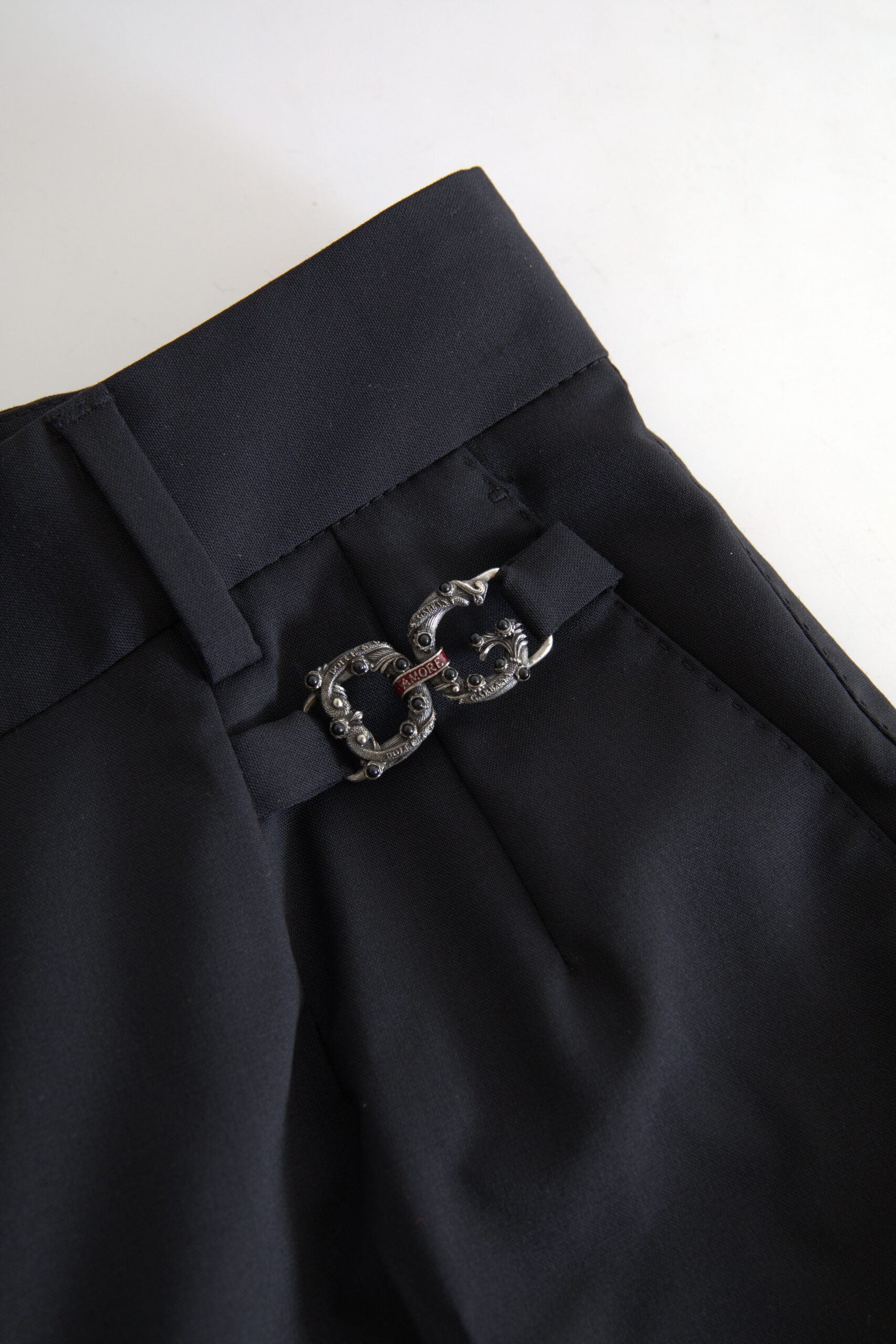 Pantalons noirs en laine à taille haute et coupe tapered de Dolce & Gabbana, vue en gros plan.