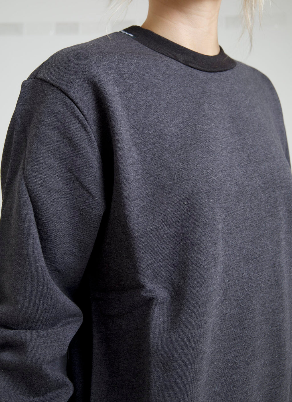 Pull-over en coton gris foncé de Dolce & Gabbana, col ras du cou, pull élégant et confortable pour homme.