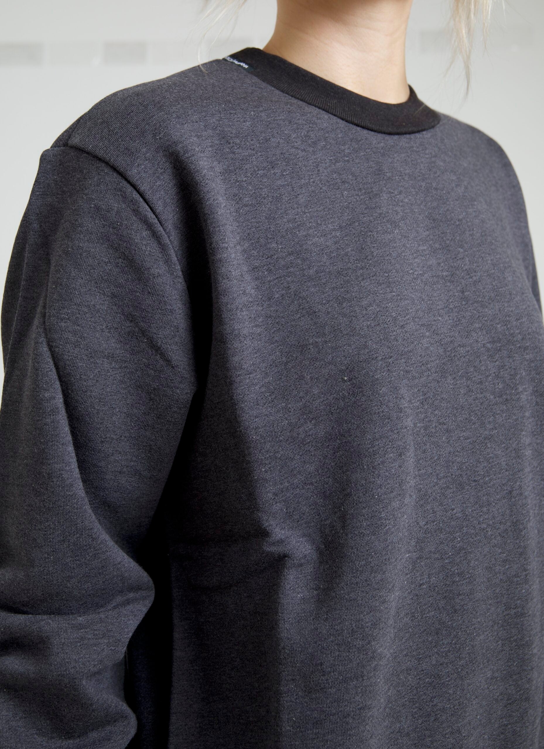 Pull-over en coton gris foncé de Dolce & Gabbana, col ras du cou, pull élégant et confortable pour homme.