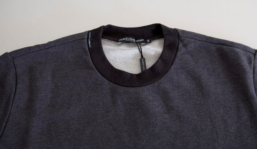 Pull en coton gris foncé de Dolce & Gabbana avec col rond, visible en détail dans l'image.