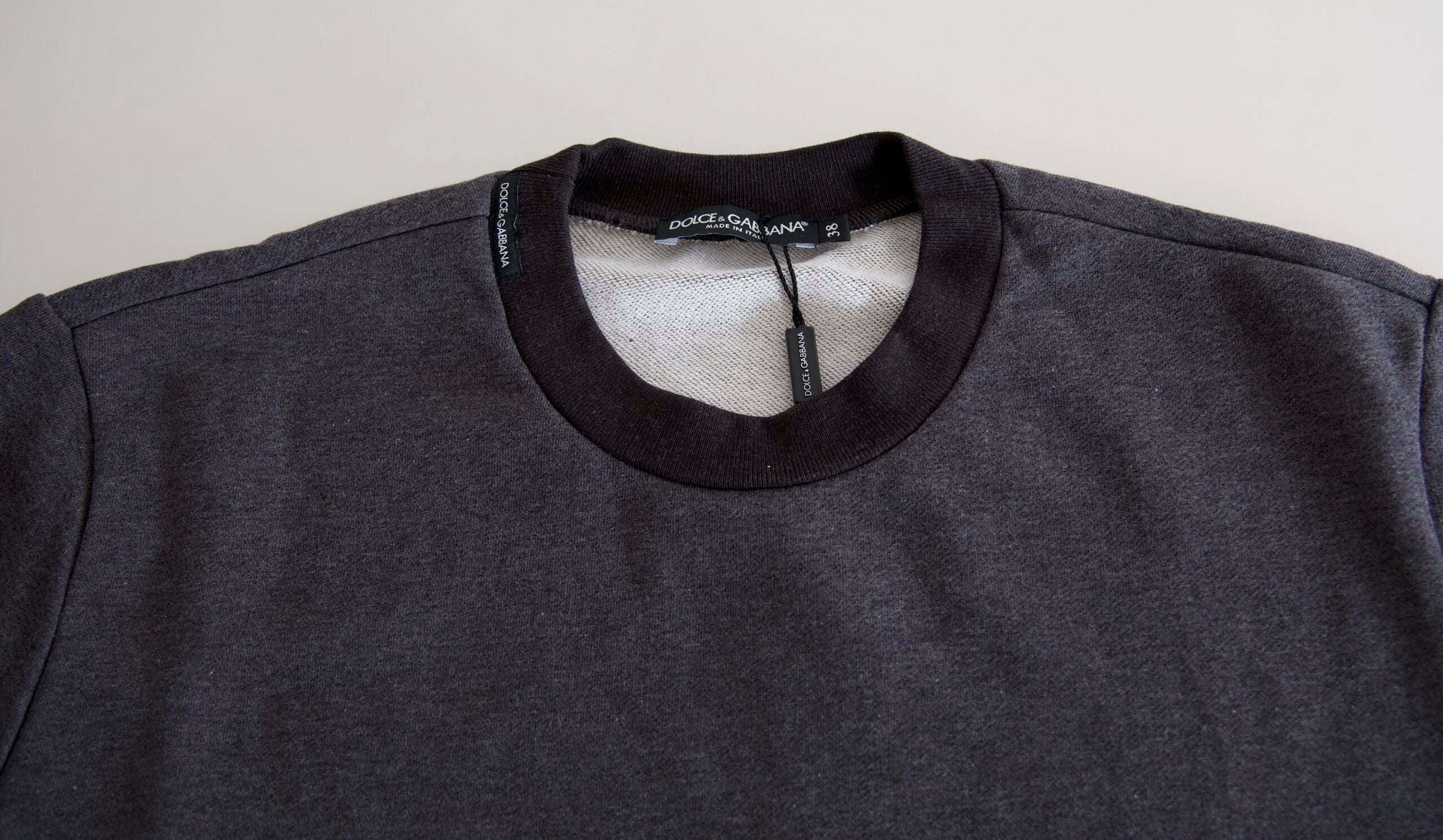 Pull en coton gris foncé de Dolce & Gabbana avec col rond, visible en détail dans l'image.