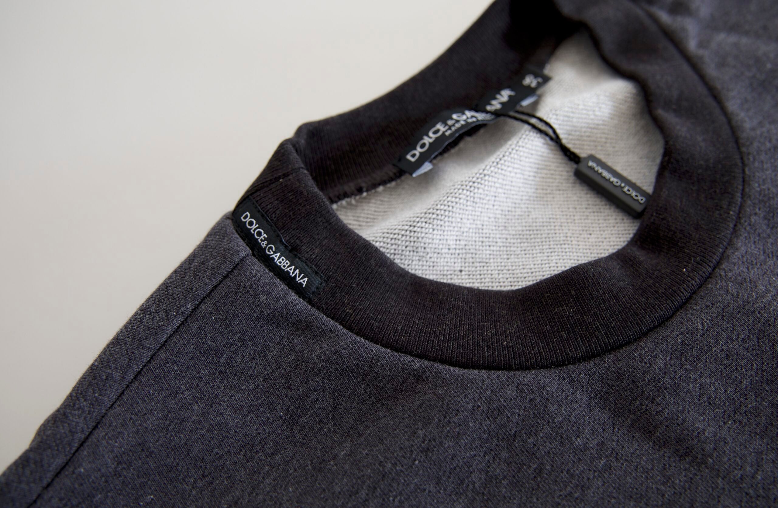 Pull à col rond en coton gris foncé Dolce & Gabbana, pull-over élégant avec finition douce et texture confortable.