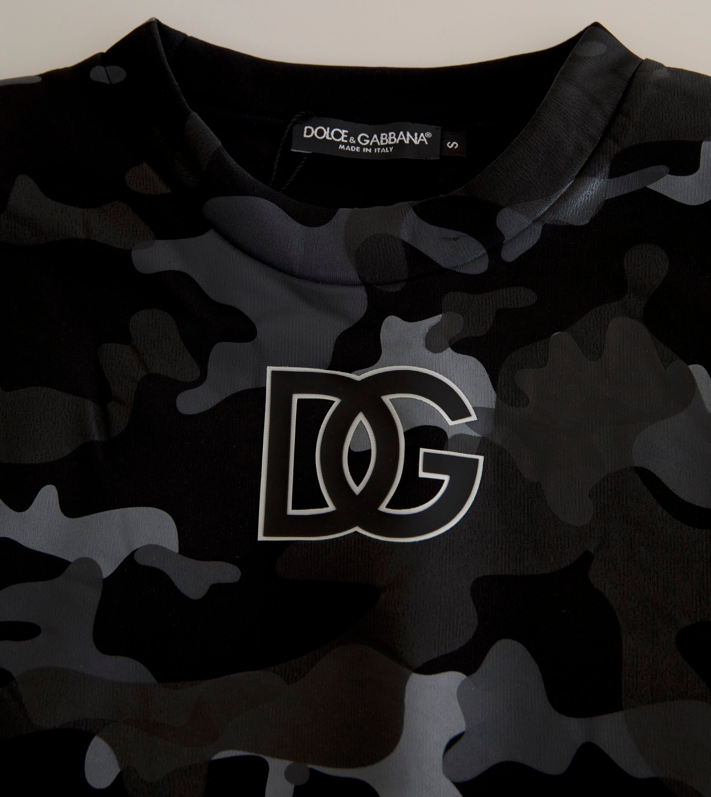 Sweat-shirt à capuche noir camouflage Dolce & Gabbana avec col rond, look décontracté et style moderne.