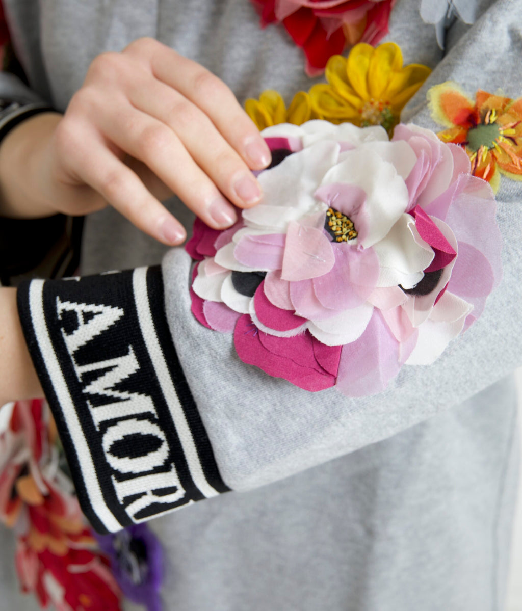 Pull Dolce & Gabbana gris DG Amore Queen avec motif floral, doux et confortable, en gros plan sur le pull.