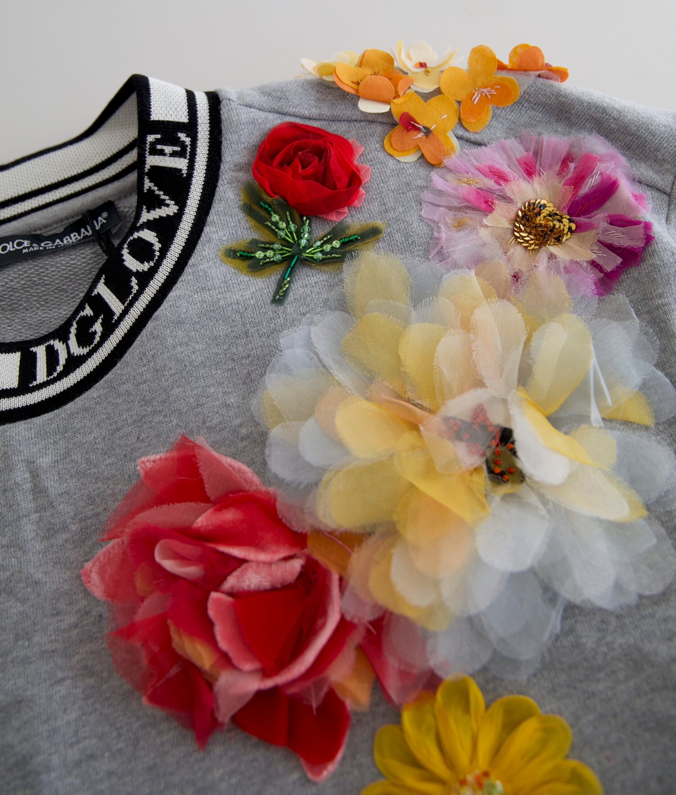 Pull à manches longues Dolce & Gabbana DG Amore Queen floral gris, design élégant avec motif floral sur le devant.