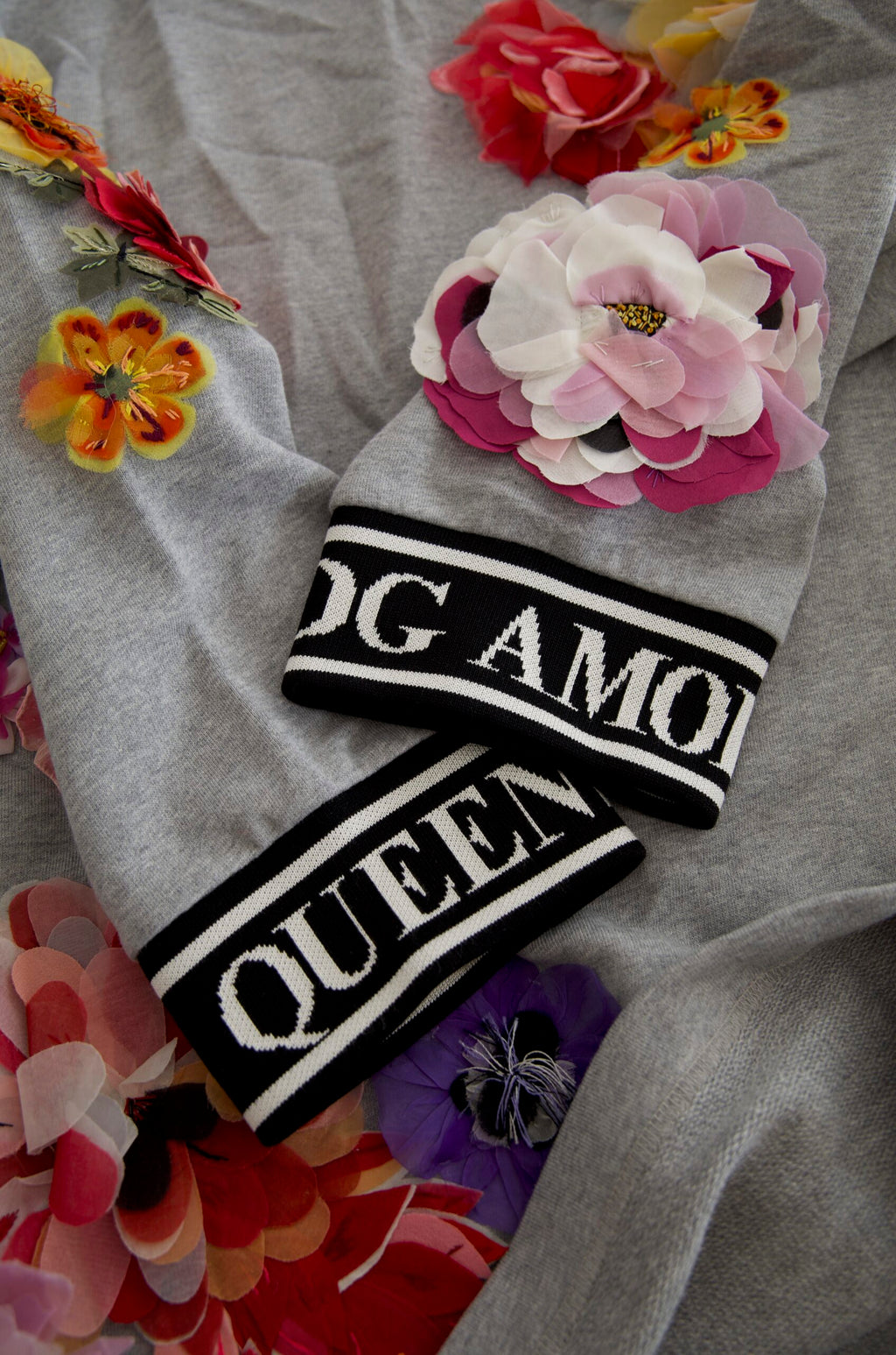 Pull à manches longues Dolce & Gabbana DG Amore Queen floral gris, motif floral élégant sur le devant.