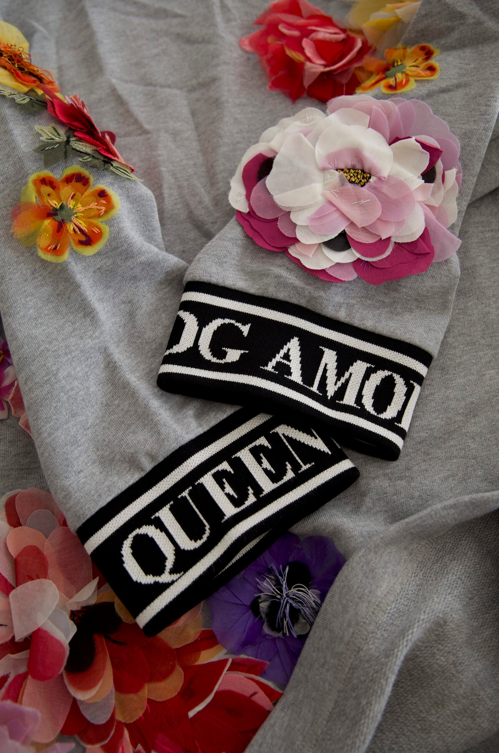 Pull à manches longues Dolce & Gabbana DG Amore Queen floral gris, motif floral élégant sur le devant.