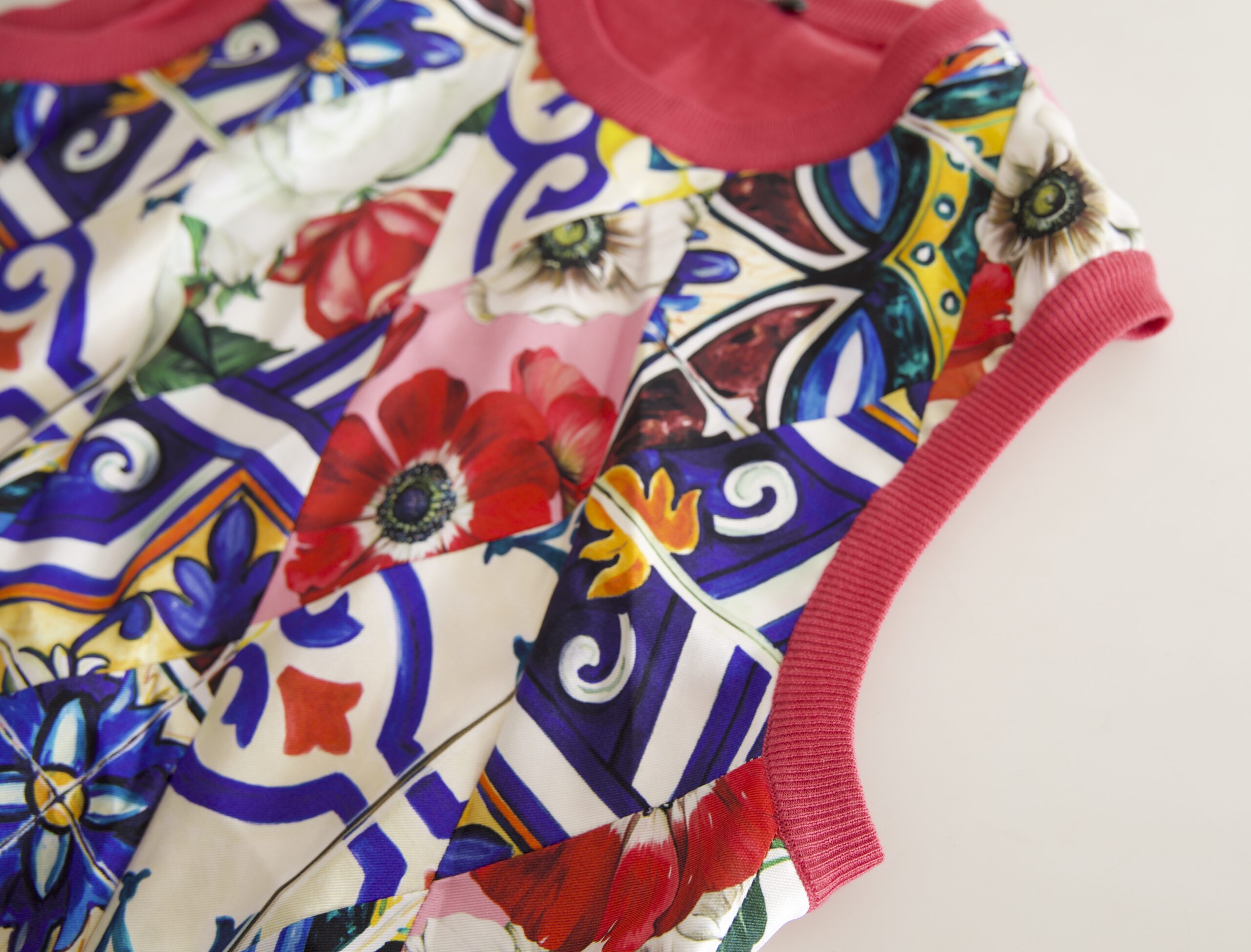 Dolce & Gabbana ärmelloses Oberteil mit Rundhalsausschnitt und mehrfarbigem Majolika-Blumenmuster