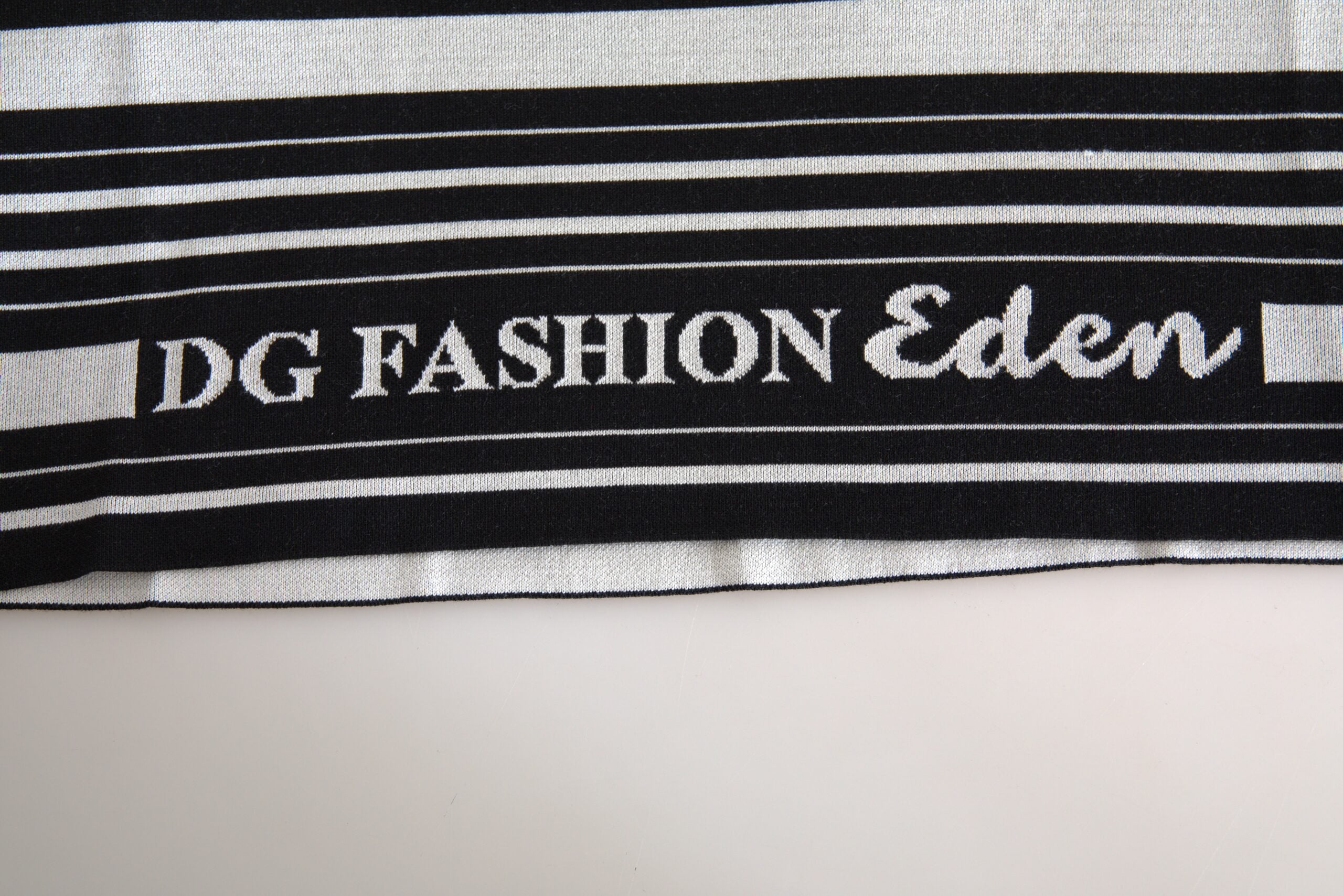 T-shirt blanc en coton Dolce & Gabbana, coupe classique à col rond, vue de face.