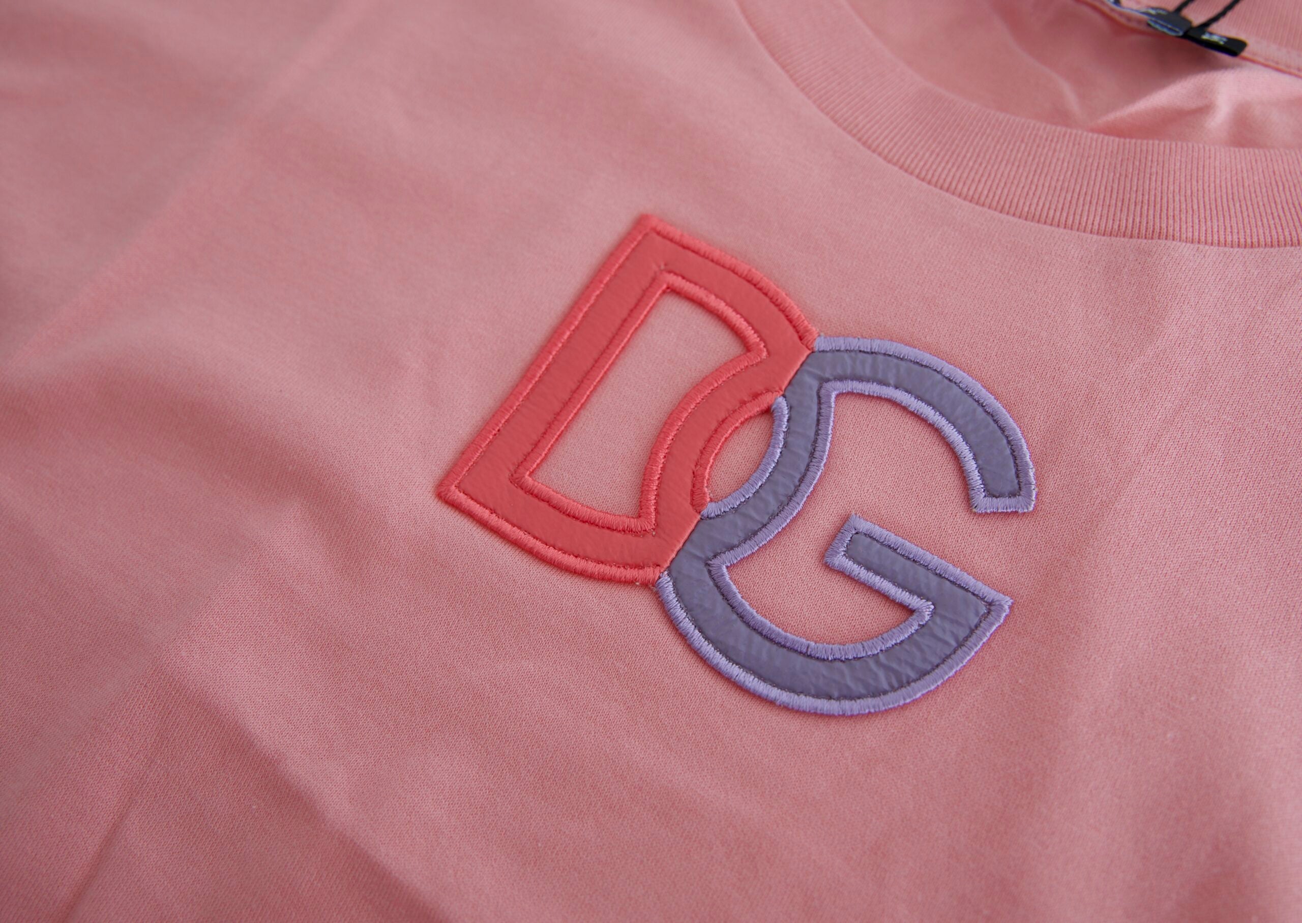 T-shirt sans manches rose en coton Dolce & Gabbana avec logo DG, col ras du cou, vue de face.