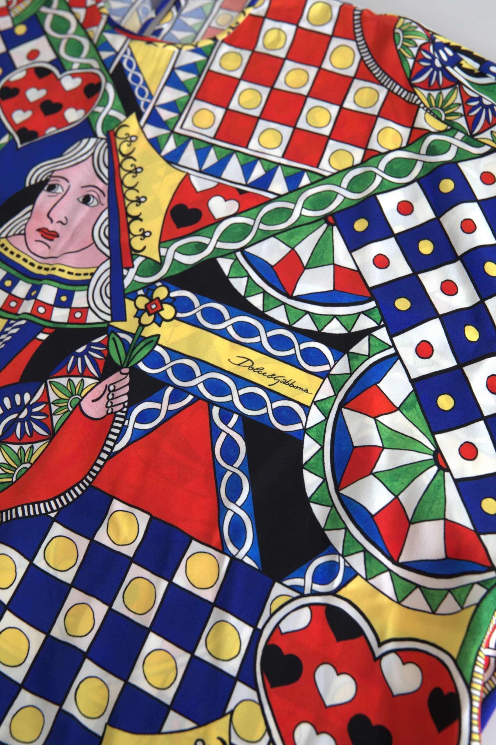Chemisier Dolce & Gabbana à manches longues à imprimé multicolore, blouse élégante avec motifs colorés.