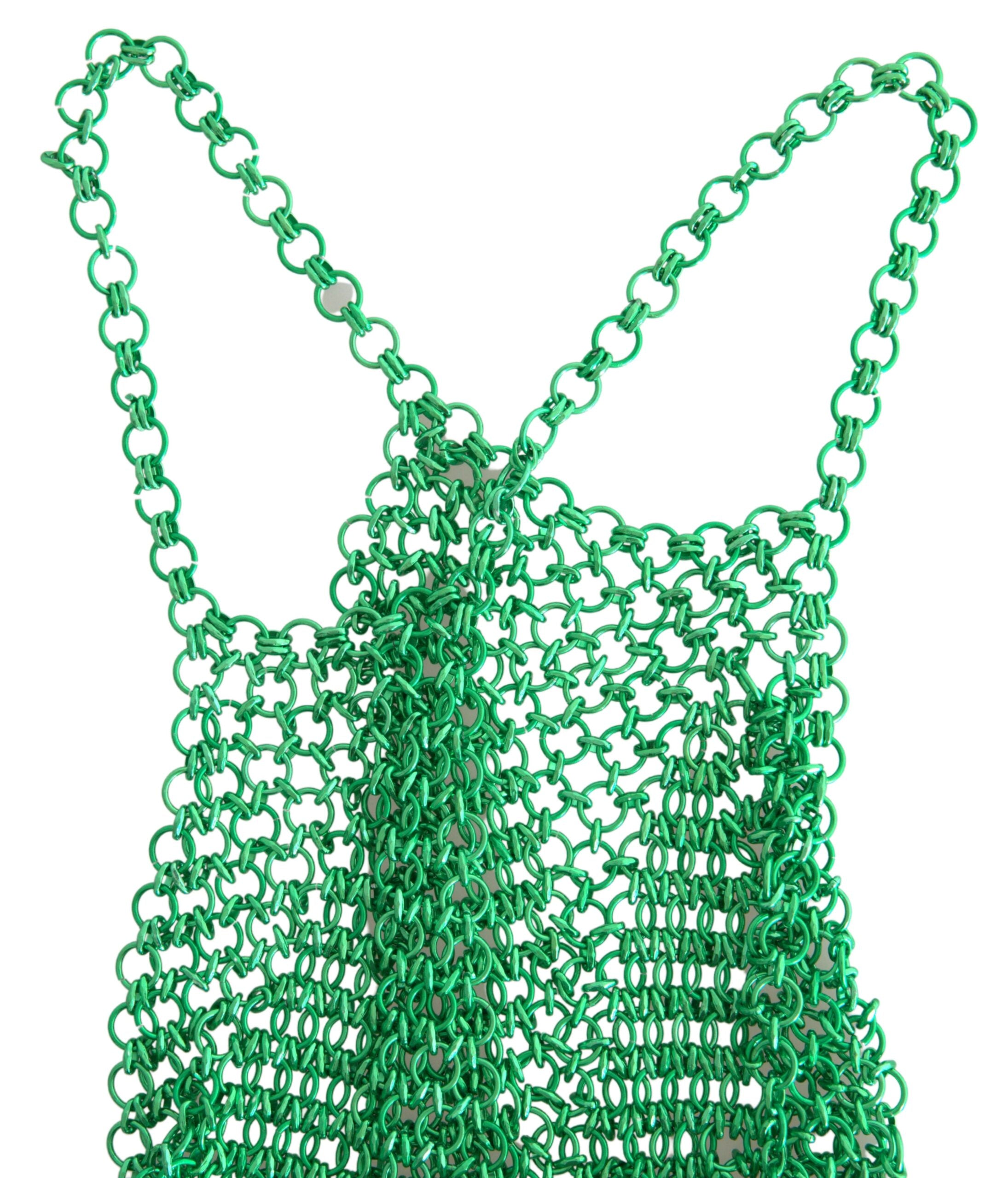 Débardeur court sans manches en aluminium vert de Dolce & Gabbana, style halter, taille cropped, tissu léger et brillant.