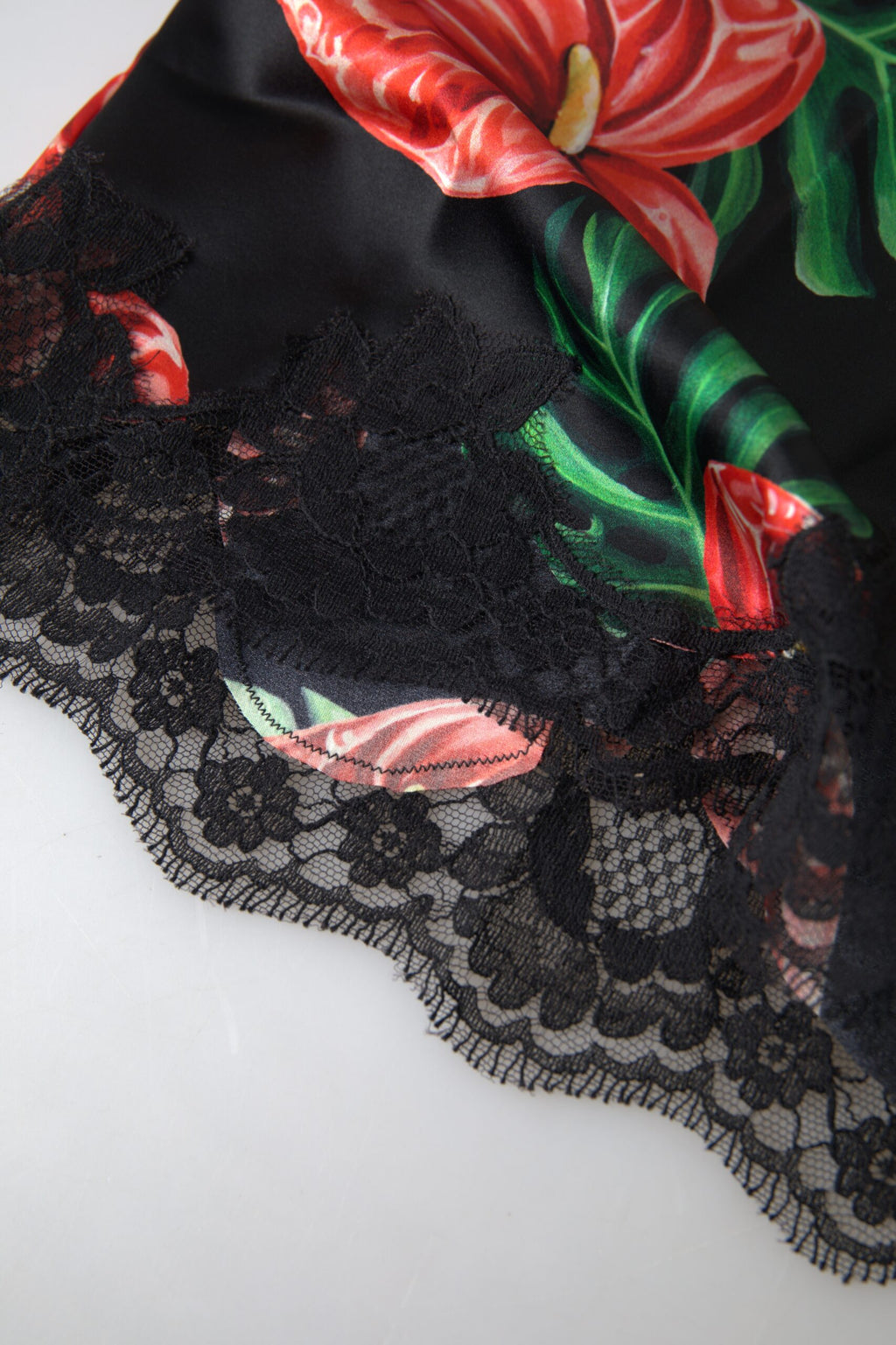 Camisole en soie noire Dolce & Gabbana avec imprimé Anthurium, détail élégant et finition raffinée.