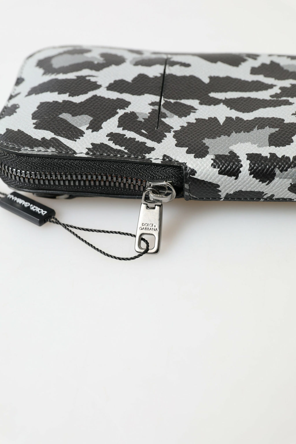 Sac à bandoulière en cuir gris à motif léopard de Dolce & Gabbana, sac pour homme avec porte-phone élégant.