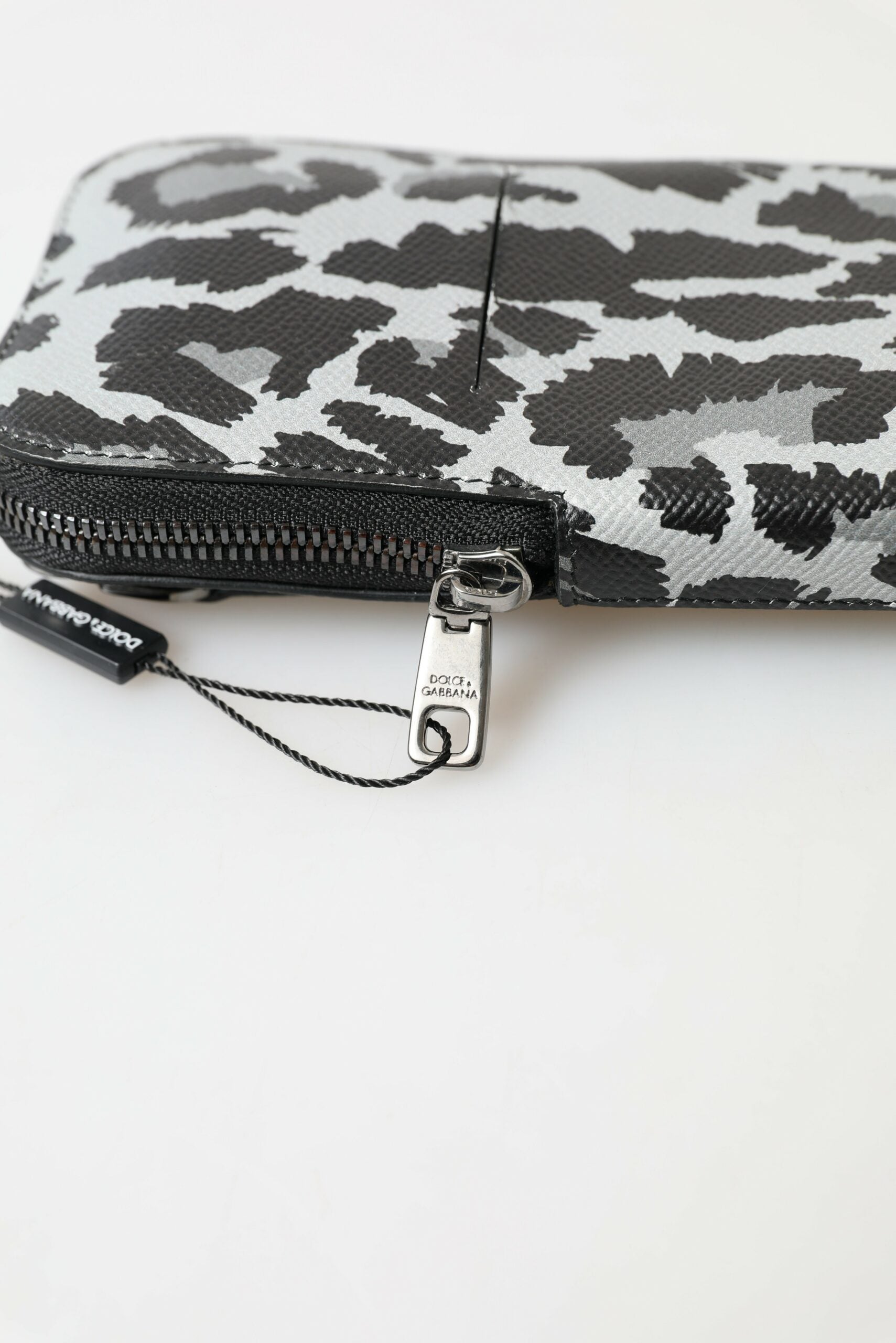 Sac à bandoulière en cuir gris à motif léopard de Dolce & Gabbana, sac pour homme avec porte-phone élégant.