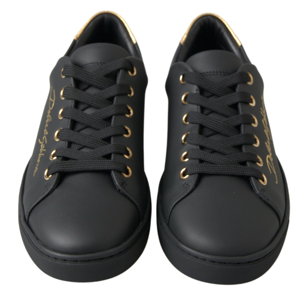 Chaussures sneakers classiques Dolce & Gabbana en cuir noir avec détails dorés, vue de face.