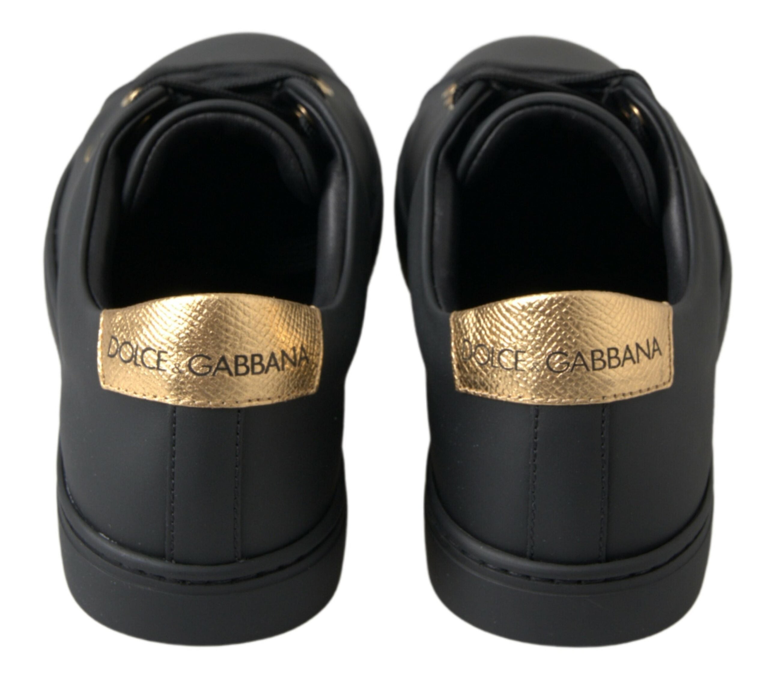 Chaussures sneakers classiques Dolce & Gabbana en cuir noir avec détails dorés, vue de face.